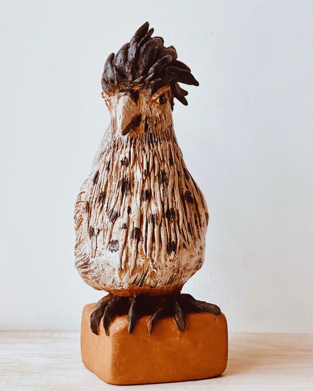 Wilder Hahn, Keramik, Steinzeug, Engobe.
#ceramicsculpture #keramikskulptur #keramikwerkstatt #tonliebe #claylove #pottery #tierskulpturen #tierskulptur #keramikskulpturen #tierplastik #tierplastiken #tonplastik #pottery_lovers #potterysculpture #pot