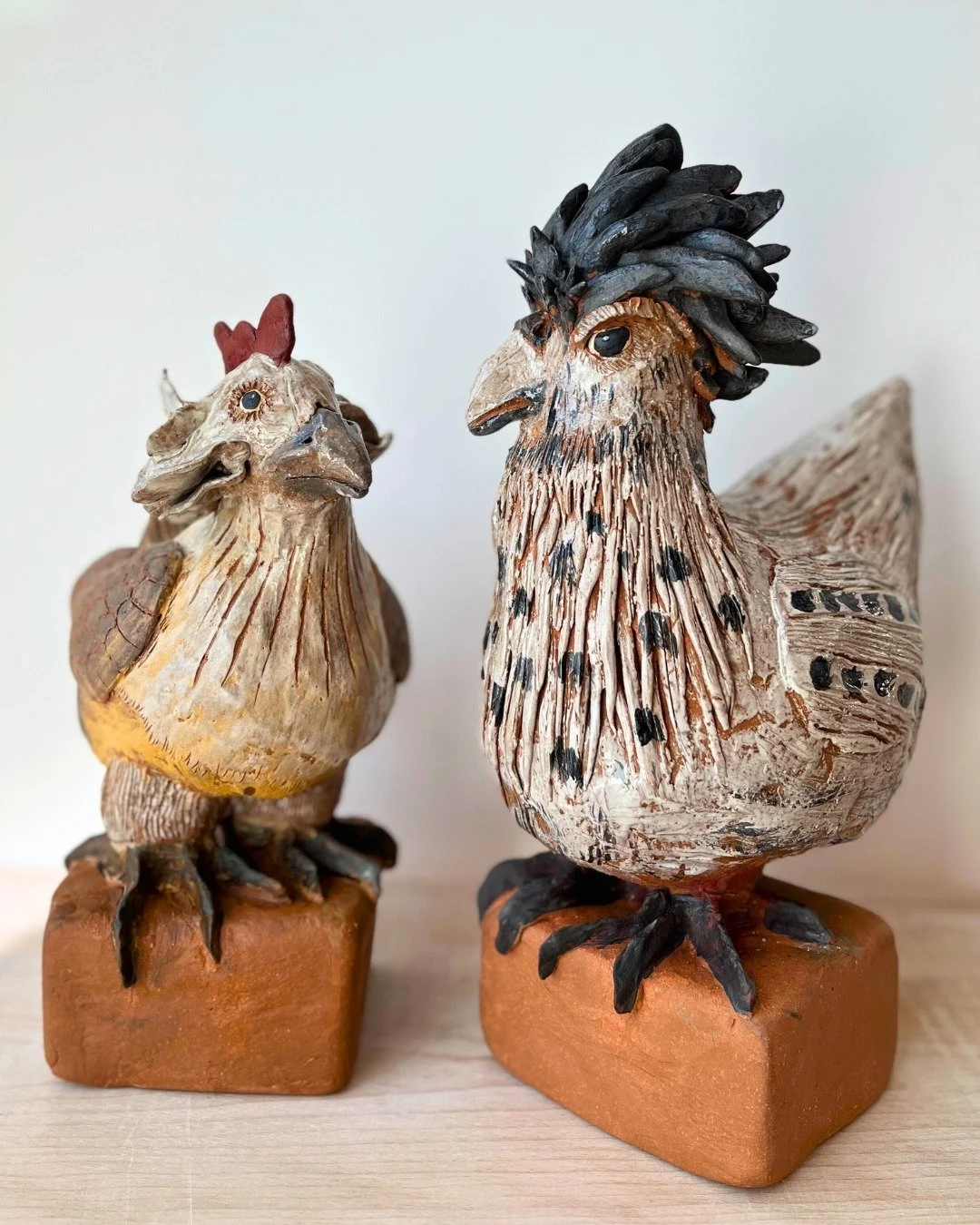 Hahn&amp;Henne, Keramik, Steinzeug, Engobe.
#ceramicsculpture #keramikskulptur #keramikwerkstatt #tonliebe #claylove #pottery #tierskulpturen #tierskulptur #keramikskulpturen #tierplastik #tierplastiken #tonplastik #pottery_lovers #potterysculpture #