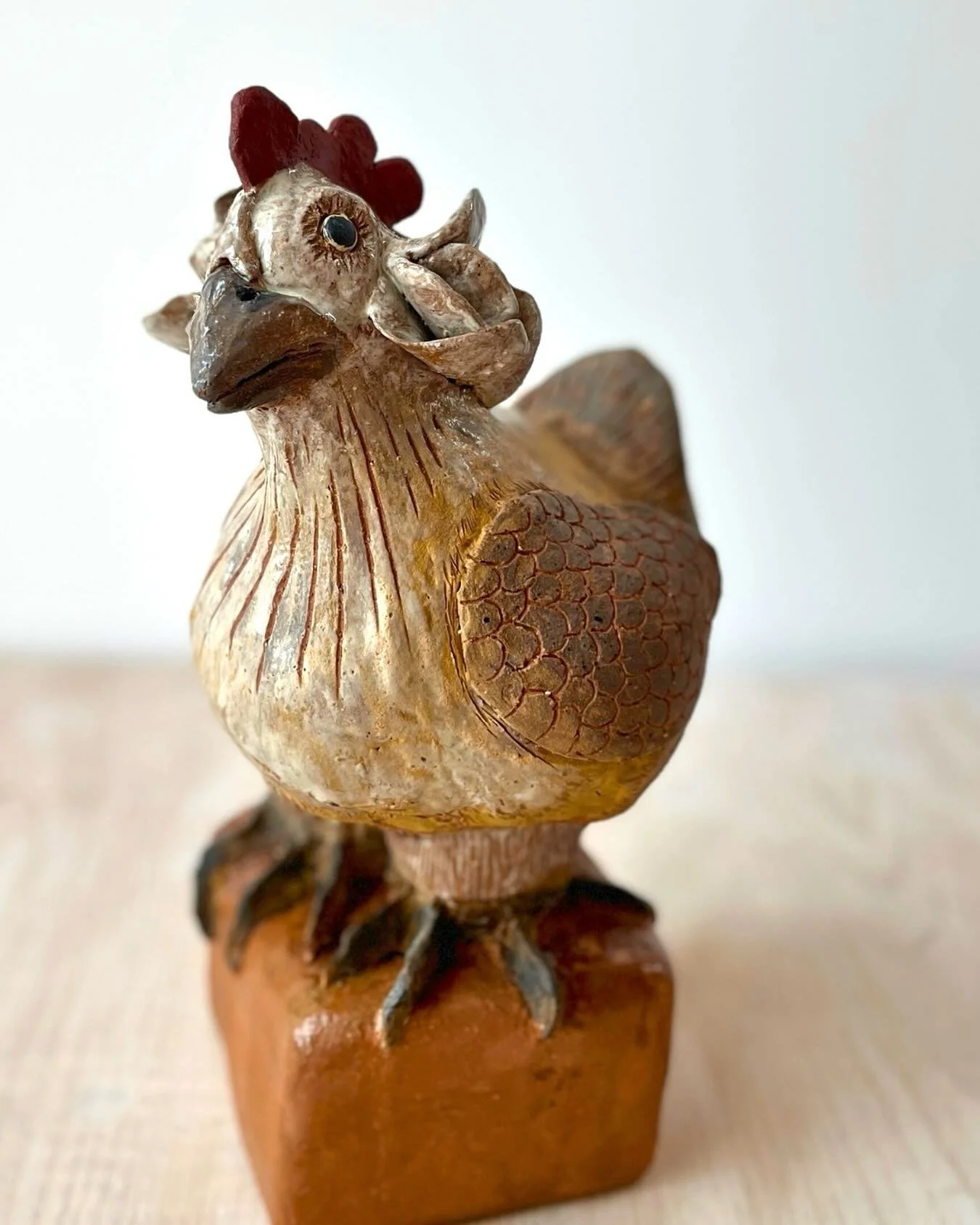 Ein Huhn, Keramik, Steinzeug, Engobe.
#ceramicsculpture #keramikskulptur #keramikwerkstatt #tonliebe #claylove #pottery #tierskulpturen #tierskulptur #keramikskulpturen #tierplastik #tierplastiken #tonplastik #pottery_lovers #potterysculpture #potter