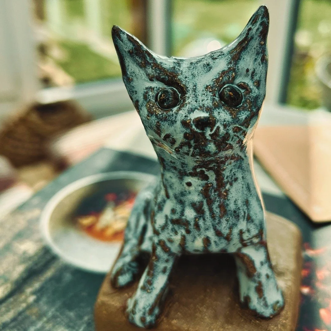 Kleine Studie von unserer Katze Lilly. Vor einer gro&szlig;en Skulptur, am besten eine kleine Studie machen. Immer wieder stell ich fest, das die Proportionen nicht stimmen, obwohl ja jeder wei&szlig; wie eine Katze aussieht. Hilft! Klar, man kann si