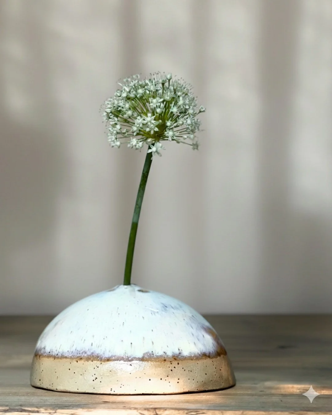 Ein kleiner versp&auml;teter Sommergru&szlig;. Diese Knoblauchbl&uuml;te thront auf meiner &quot;Flower Bowl&quot;, die ich in Plattentechnik geformt habe. Ich liebe diesen gesprenkelten Ton &ndash; die kleinen Spots geben ihm so viel Leben. Die Scha