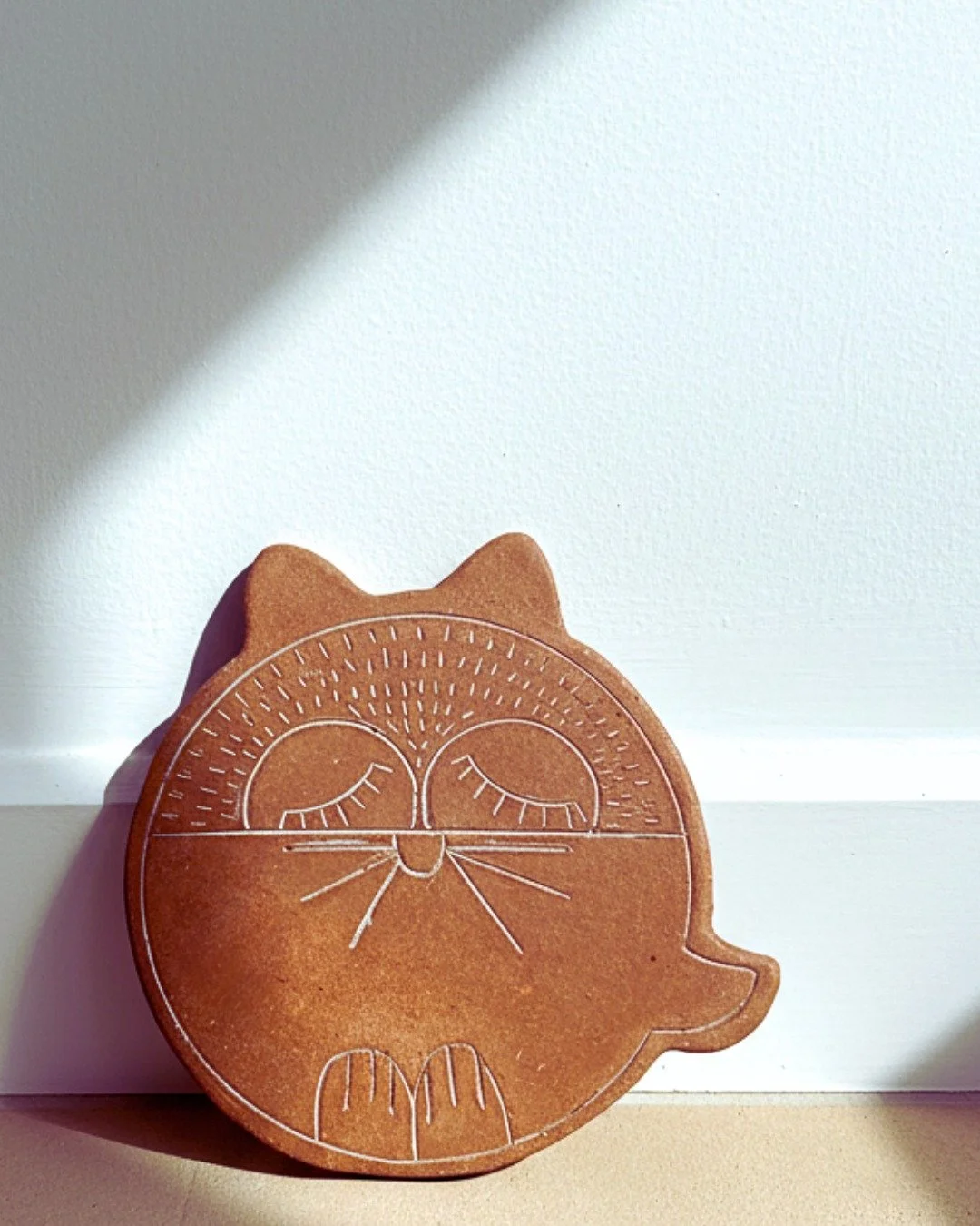 Ein kleiner Trittstein. Genie&szlig;t die letzen Sonnenstrahlen im Wintergarten und tr&auml;umt vom warmen Gartenboden unter den Pfoten. 

#gartengl&uuml;ck #gartenliebe #trittsteine #gartenkeramik #gardenceramics #gardenpottery #katzengl&uuml;ck