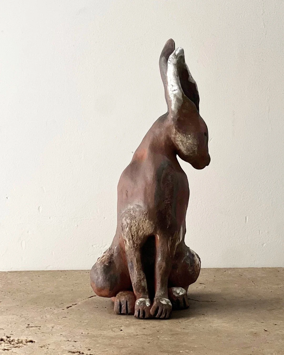 Stille. Fast and&auml;chtig.
Der Hase h&auml;lt inne &ndash; lauscht, wartet, ist einfach da.
Geformt aus Ton, weich und beweglich.
Gebrannt als Steinzeug &ndash; fast f&uuml;r die Ewigkeit.

 #handbuiltceramics #hase #ceramicsculpture #hare #keramik