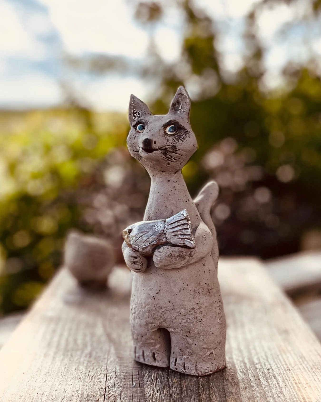 Moment mal. Die Katze hat einen Fisch. Und sie gibt ihn nicht her. Nicht an dich. Nicht an niemanden. Er geh&ouml;rt ihr. 
Man sieht es an den Augen. An der Haltung. An dieser unersch&uuml;tterlichen &bdquo;ich-habe-ihn-selbst-geformt-und-ich-behalte