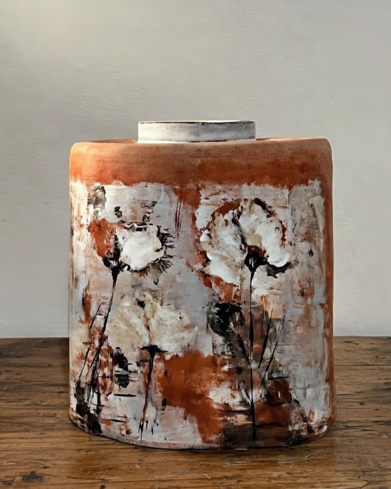 Malerei trifft Ton.
Terracotta, wei&szlig;e Engobe, schwarze Linien &ndash; Blumen, die kaum da sind und genau deshalb bleiben. Ein erstes Ausprobieren.
#ceramicpainting #ceramicvase #keramikbemalen #keramikatelier