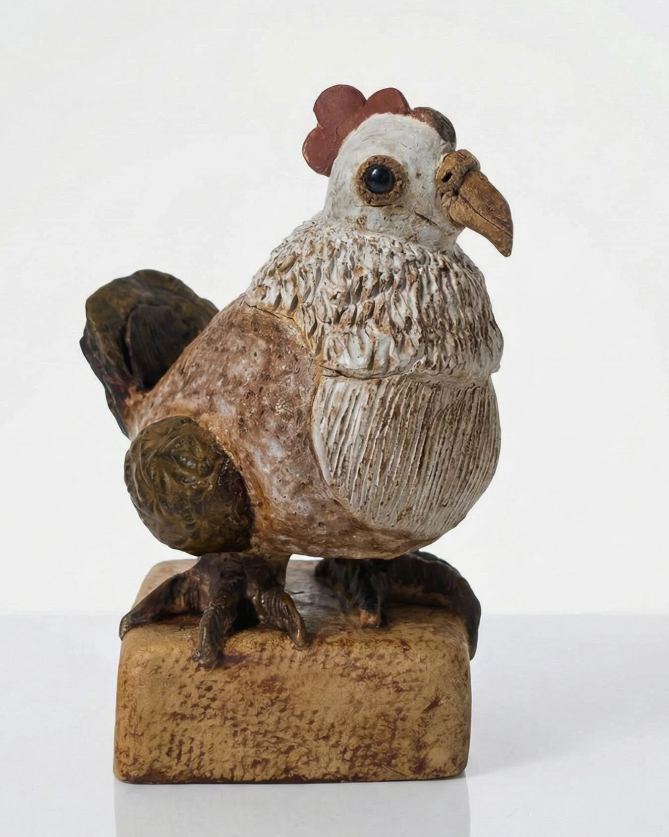 Ein neues Jahr. Ein neues Huhn. Steinzeug, Engobe. 

Endlich bin ich da! Nach einer geduldigen Wartezeit im Regal bin ich nun bereit, die Welt zu erobern. Jedes Detail wurde mit Liebe geformt, und jetzt strahle ich in meiner vollen Pracht. Mit meinen