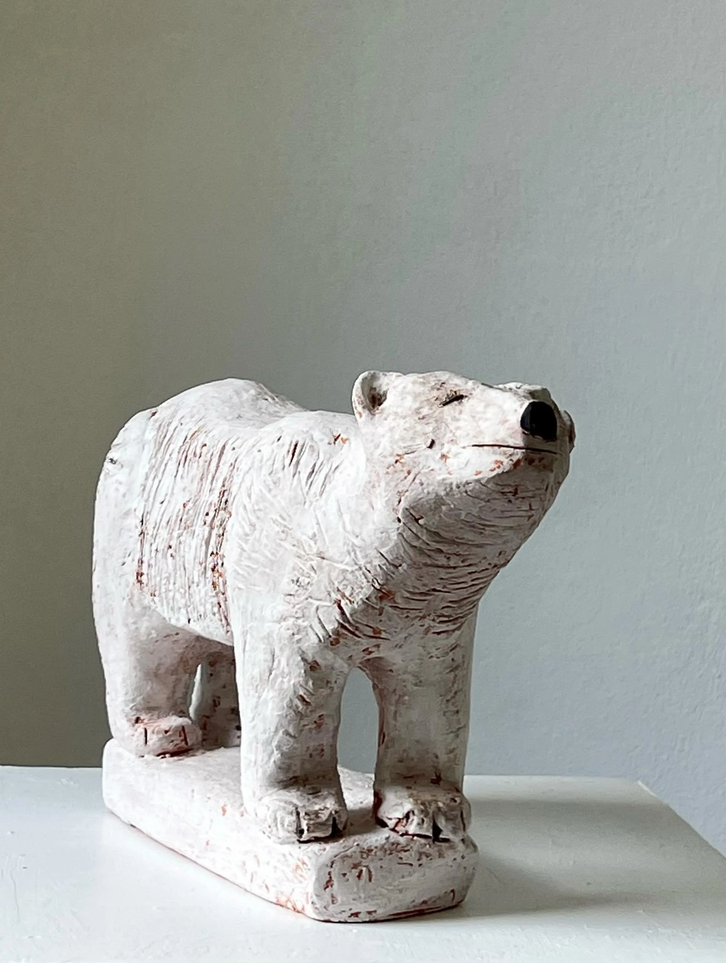 Heute ein Eisb&auml;r sein 🌞
Ehrlich gesagt es war&rsquo;s knapp. Sehr knapp. Dieser B&auml;r hier lag schon in der Tonne. Ja, richtig gelesen - schon drin. Weil er beim Formen einfach&hellip; nicht aussah wie ein Eisb&auml;r. Eher wie ein &uuml;ber