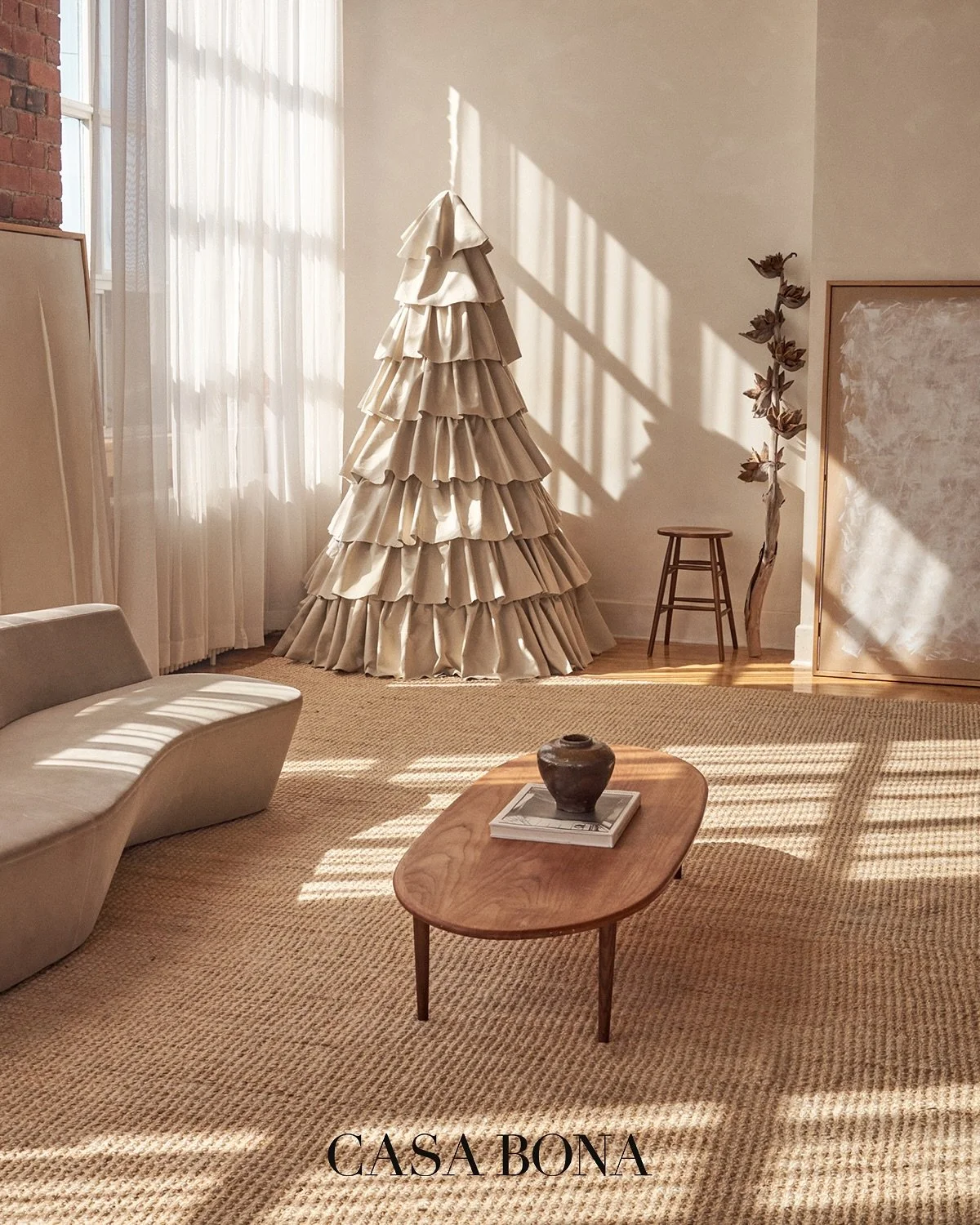 At Casa Bona, the season begins in quiet tones.

Until January 2nd, a movable Christmas tree will be present in the studio, inviting you to shape the setting for holiday or non-holiday shoots.

Throughout the season, the studio remains a calm space f