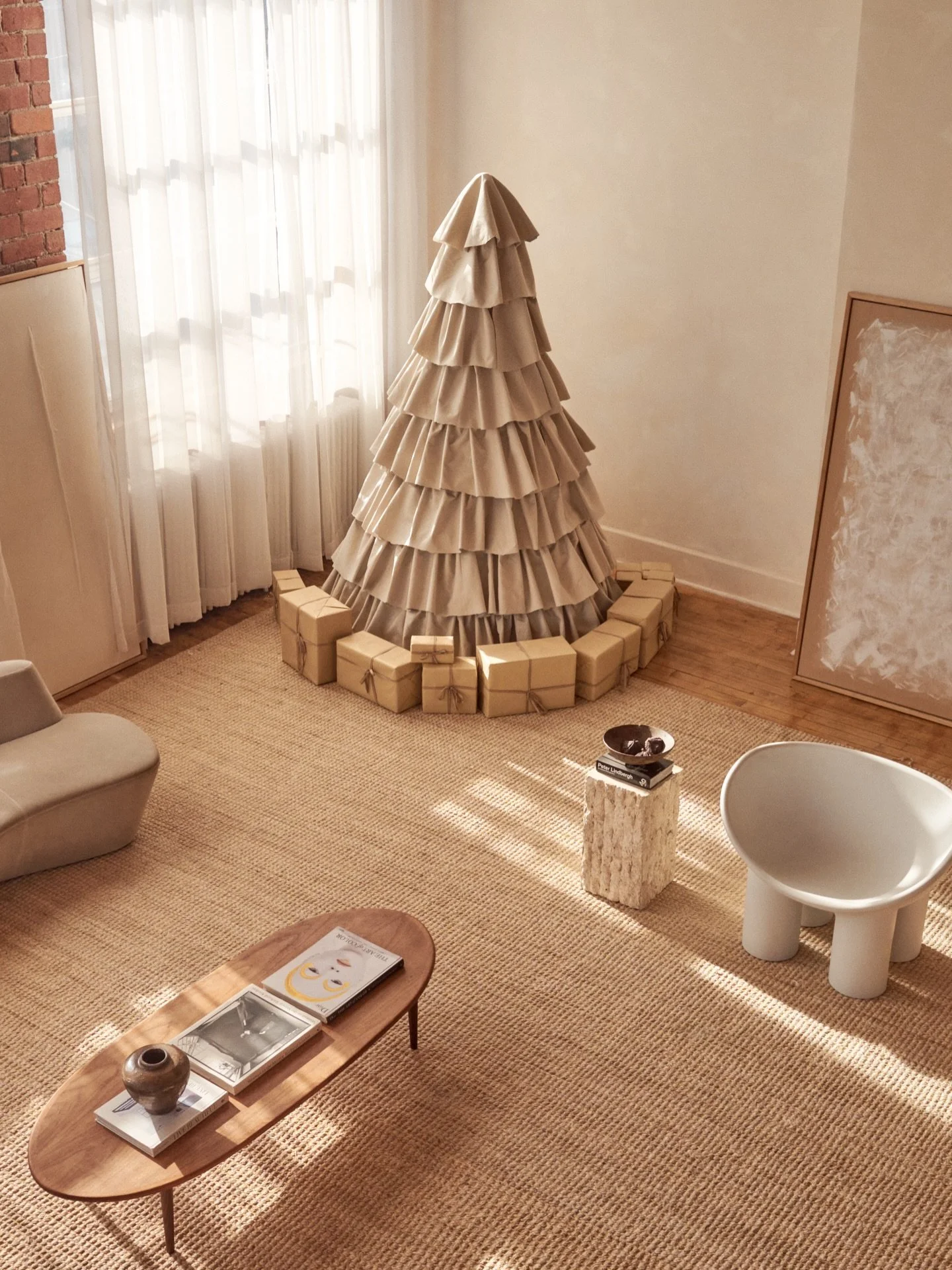 As the holiday season unfolds, calm becomes part of how creatives move through the day.

#artistloft #artstudio #holidays