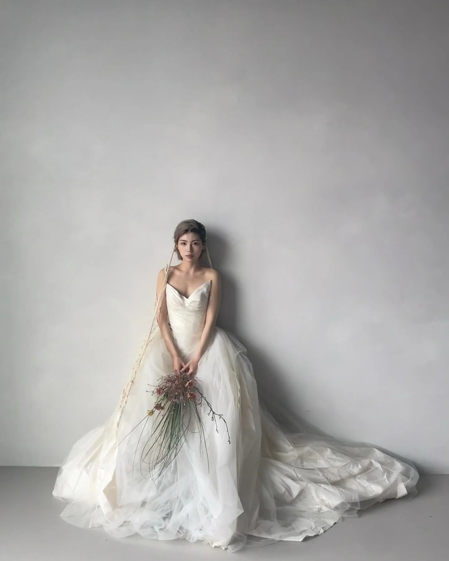 A space for meaningful beginnings.

Casa Bona offers a gentle setting for wedding moments, from getting ready to first looks, where soft light and a calm atmosphere allow each scene to unfold naturally.

@loeufbyjackie wedding dress, beautifully phot