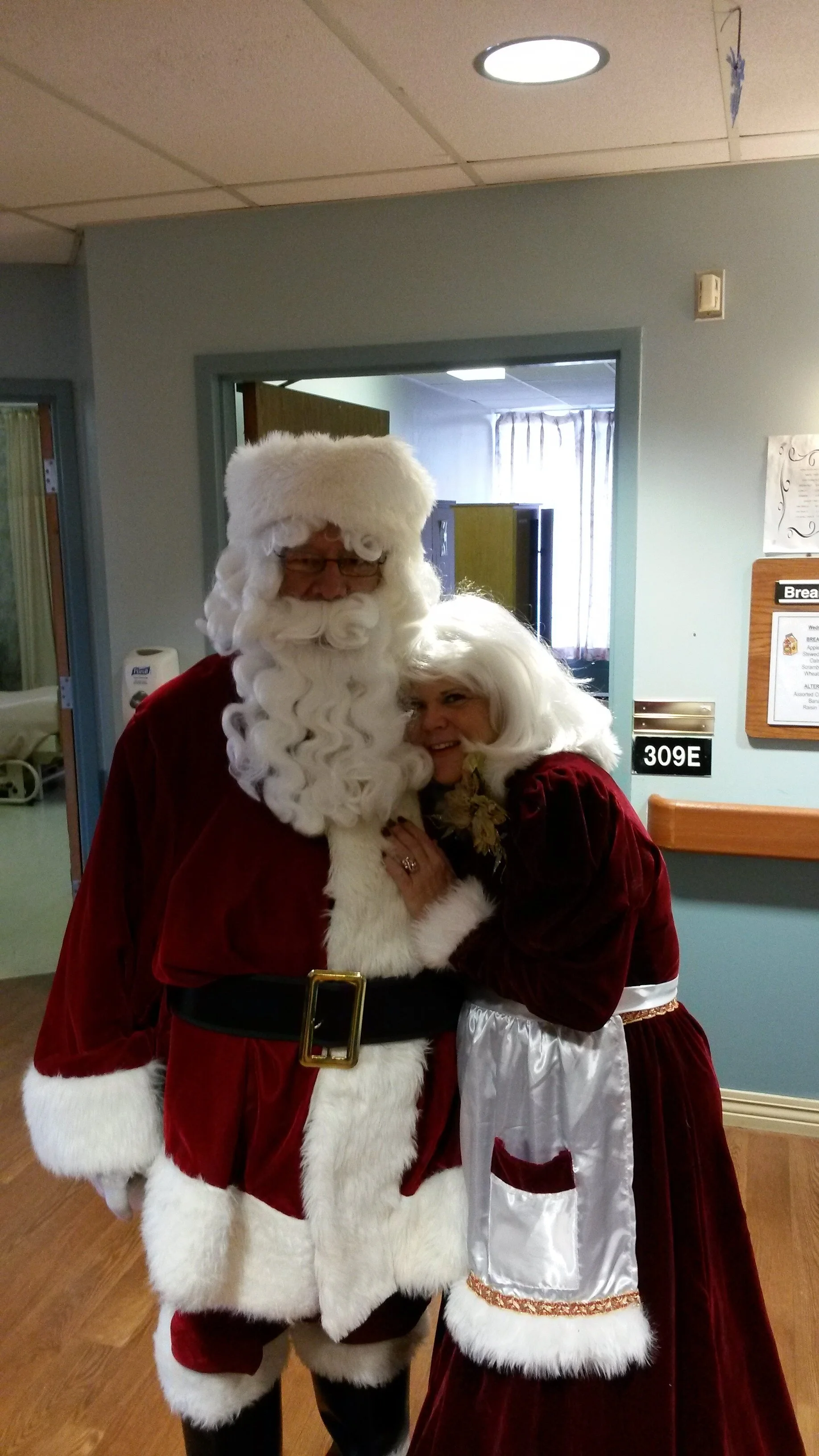 king nursing home santa and mrs.jpg