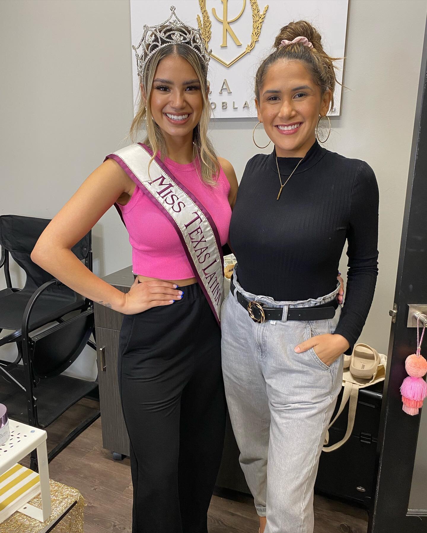 Such a pleasure working with Miss Texas Latina @alexisleane__ @misstxlatina 
What a sweet, beautiful, and inspiring woman 💗 Thank you for using your natural gift and making my clients look and feel even more beautiful with our @arbonne makeup line ?