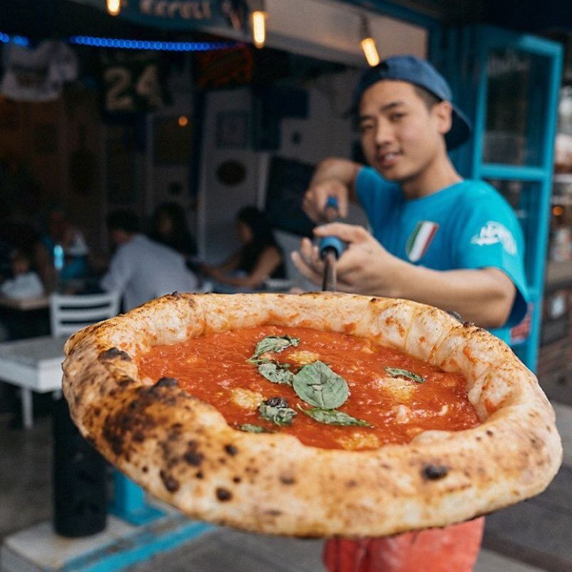 🇺🇸 Guagli&ograve;! What a masterpiece by Giggino! He is waiting for you in Song E'Napule West Village 🍕

🇮🇹Guagli&ograve;! Che capolavoro by Giggino! Vi aspetta a Song E&rsquo;Napule West Village 🍕 

🇪🇸 &iexcl;Guagli&ograve;! &iexcl;Qu&eacute