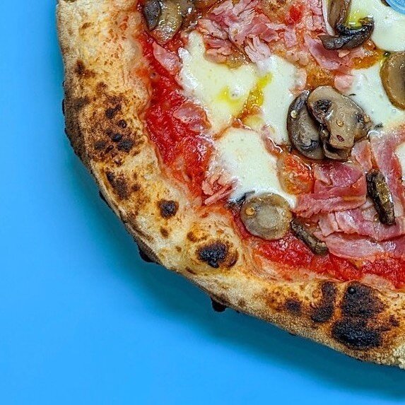 🇺🇸 A winning flavor pair! Prosciutto and mushrooms are a treat on our pizza! Have a great weekend guaglio! 💙

🇮🇹 Una coppia di sapori vincenti! Prosciutto e funghi sono una delizia sulla nostra pizza! Buon weekend guaglio! 💙

🇪🇸 &iexcl;Una pa