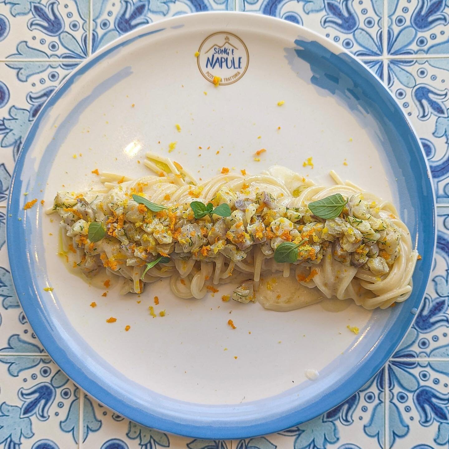 🇺🇸 Guagli&oacute; it looks like a work of art! 🤩 Spaghetti with sea bass and orange and lemon zest. Fresh and delicious! 🍝🐟

🇮🇹Guagli&oacute; sembra un&rsquo;opera d&rsquo;arte! 🤩 Spaghetto con Branzino e zest di arancia e limone. Fresco e de