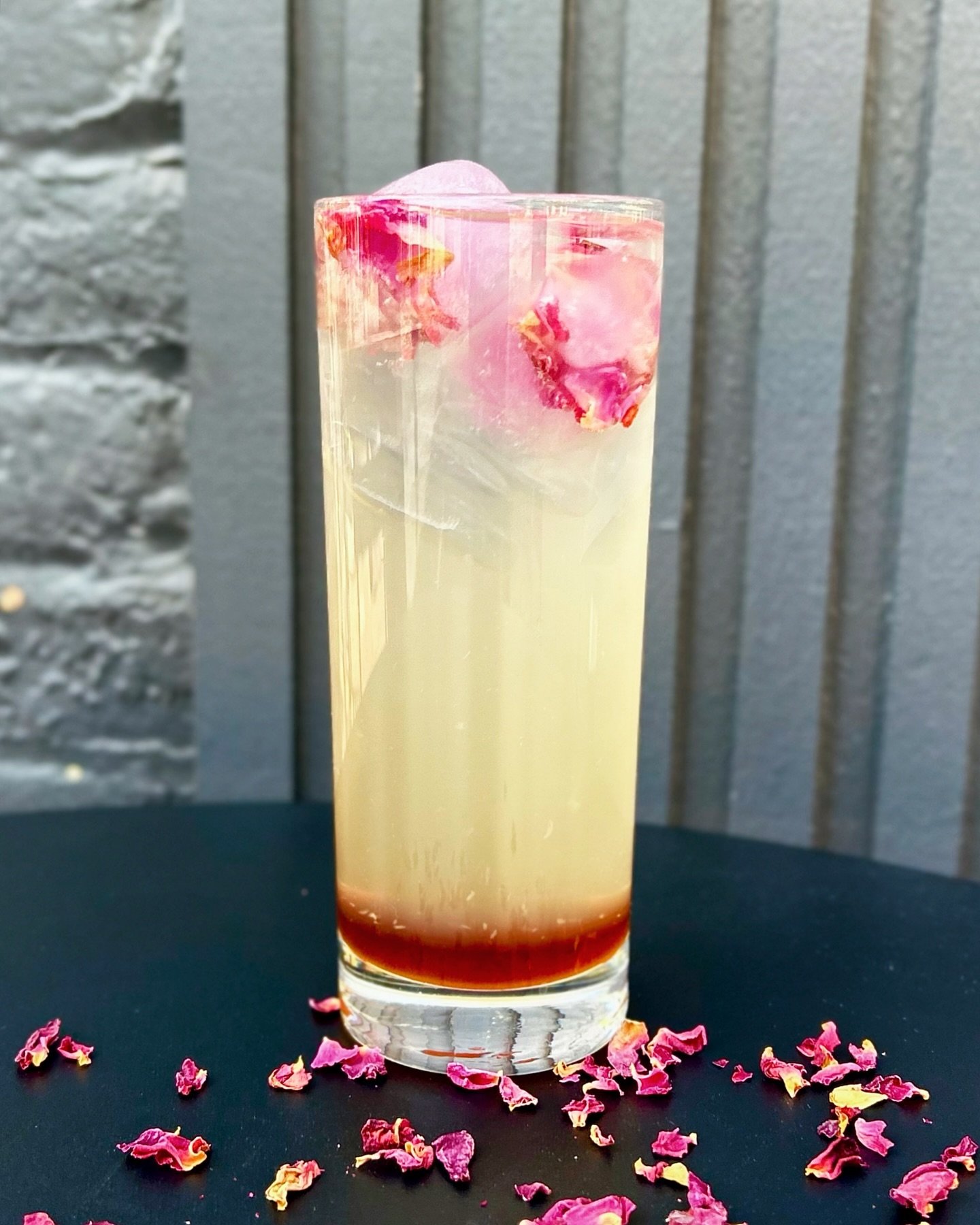 Feeling knackered this Monday? 🥱 Try the Royal Lemonade, but make it Dirty 🤭 (dirty = espresso)
Made w/ Housemade Earl Grey Rose syrup!

#cannoncoffee #coffee #coffeeshop #specialtycoffee #royal #lemonade #dirty