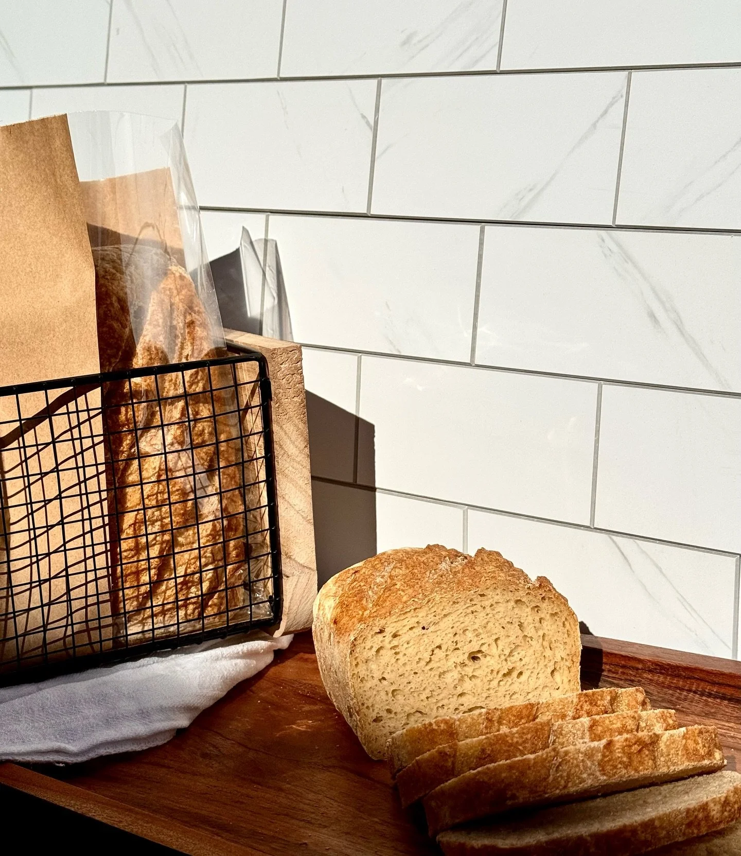 One of life&rsquo;s simple pleasures, freshly baked bread.🥖✨ 

House-made Artisan Gluten-Free Loaves are now available to purchase at the counter on a daily basis AND we&rsquo;re using it for all of our toasts! 😋 
~~~only available Downtown~~~

#gl