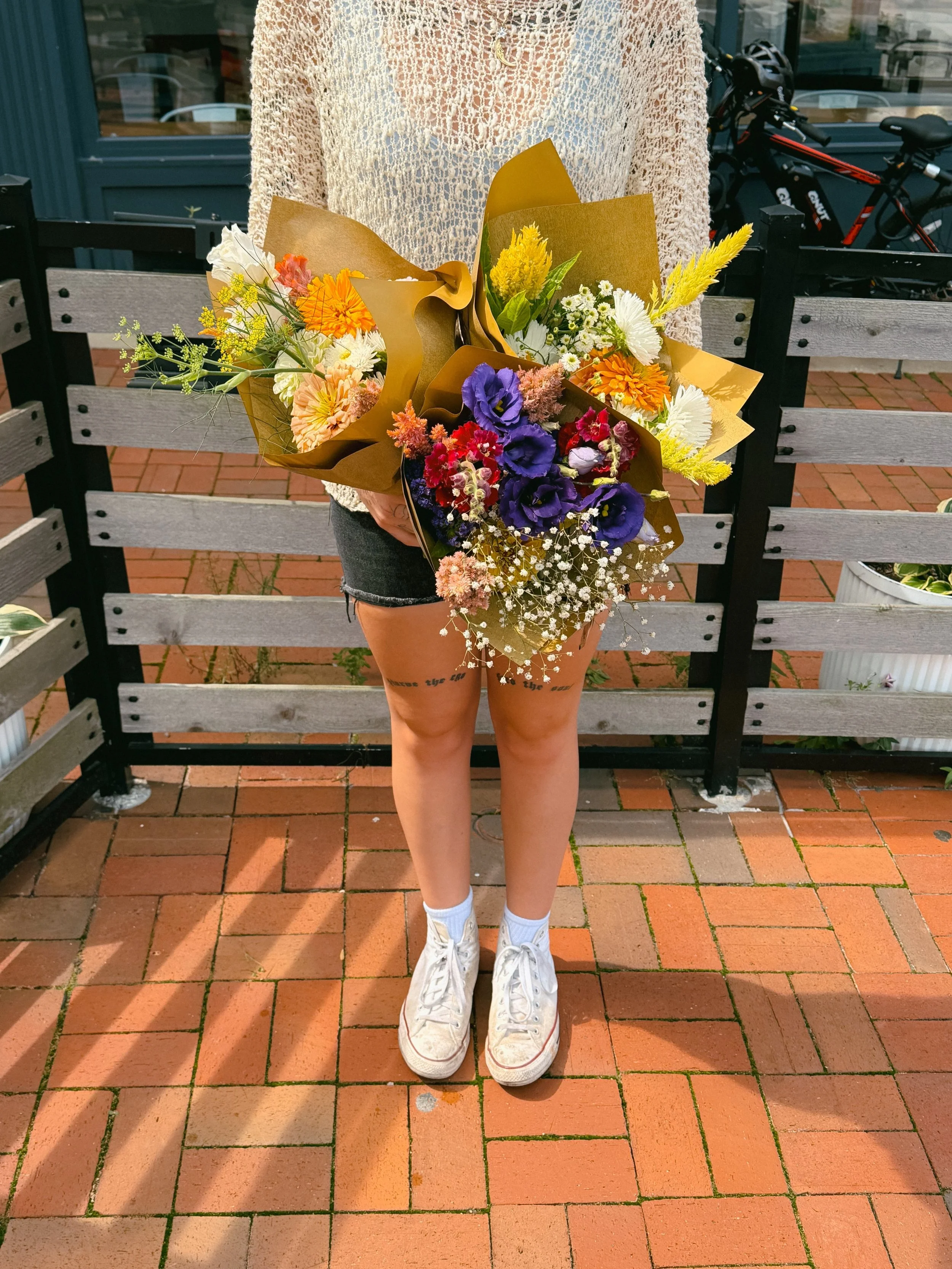 on Fridays we buy flowers from @bloomfallow 🌷🤩 

bouquets available downtown while supplies last. 

#localcoffe #localflowers #smallbusinesssupportingsmallbusiness