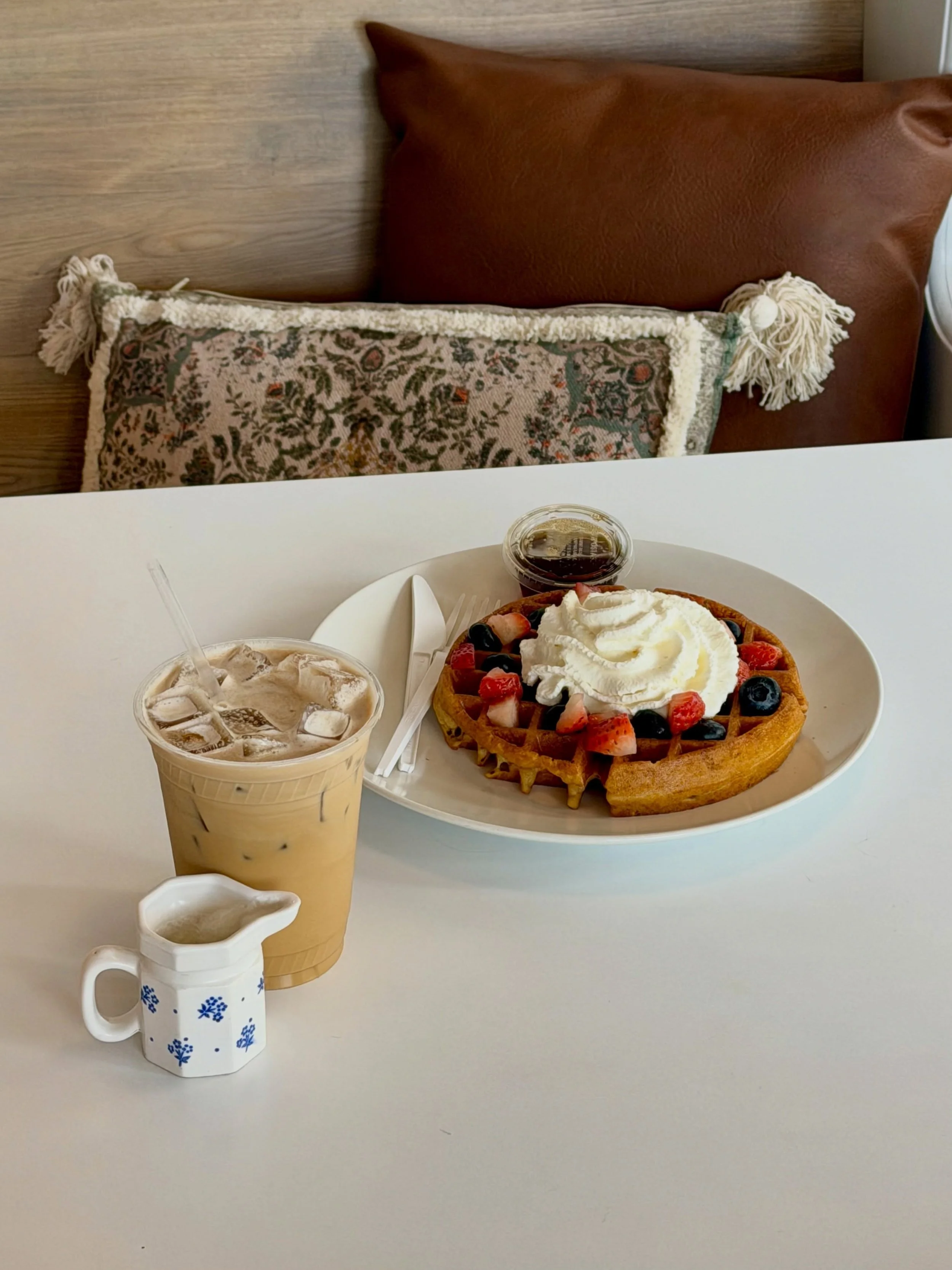 your dream breakfast is waiting for you 🧇🫐🍓

#glutenfree #glutenfreewaffles #localcoffee #specialtycoffee #latte
