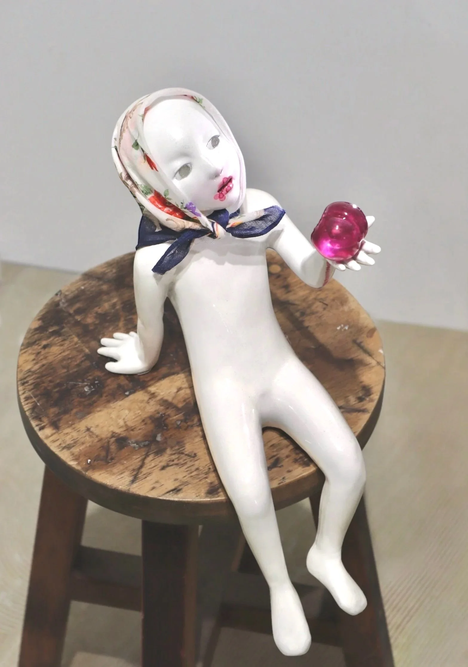 “Another Worm in My Plum”
(2025)
Epoxy clay, UV resin, ink, spray lacquer, fabric 25 x 15 x 16 cm