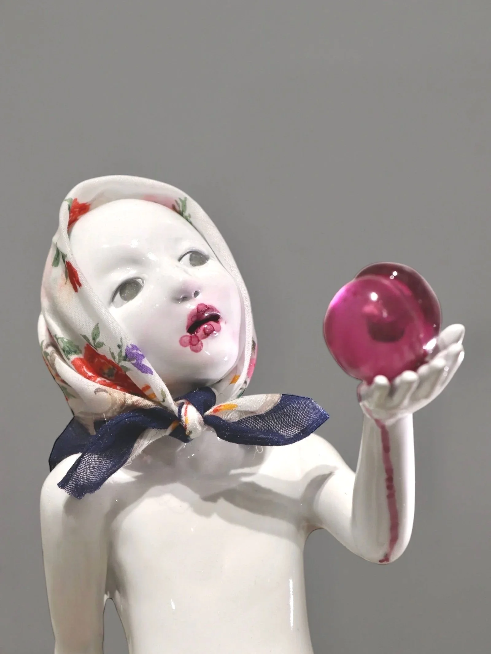 “Another Worm in My Plum”
(2025)
Epoxy clay, UV resin, ink, spray lacquer, fabric 25 x 15 x 16 cm
