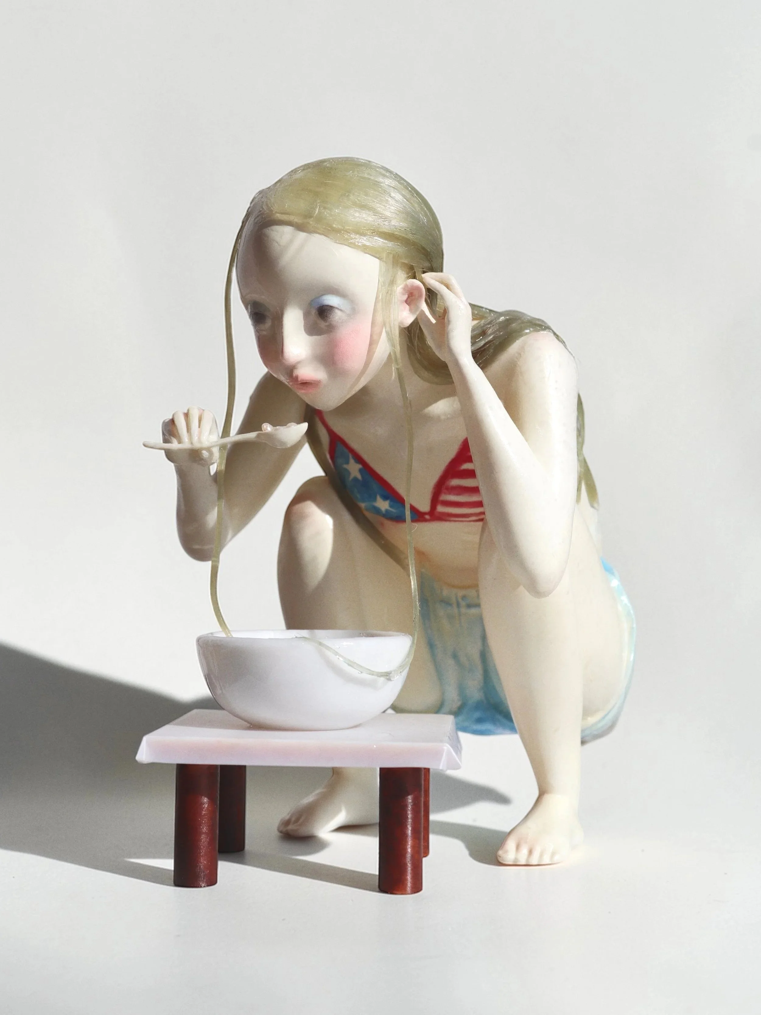 "Mindful Eating"
(2024)
plastic, spray laquer, human hair, resin, freshwater pearls
28x18x27cm 