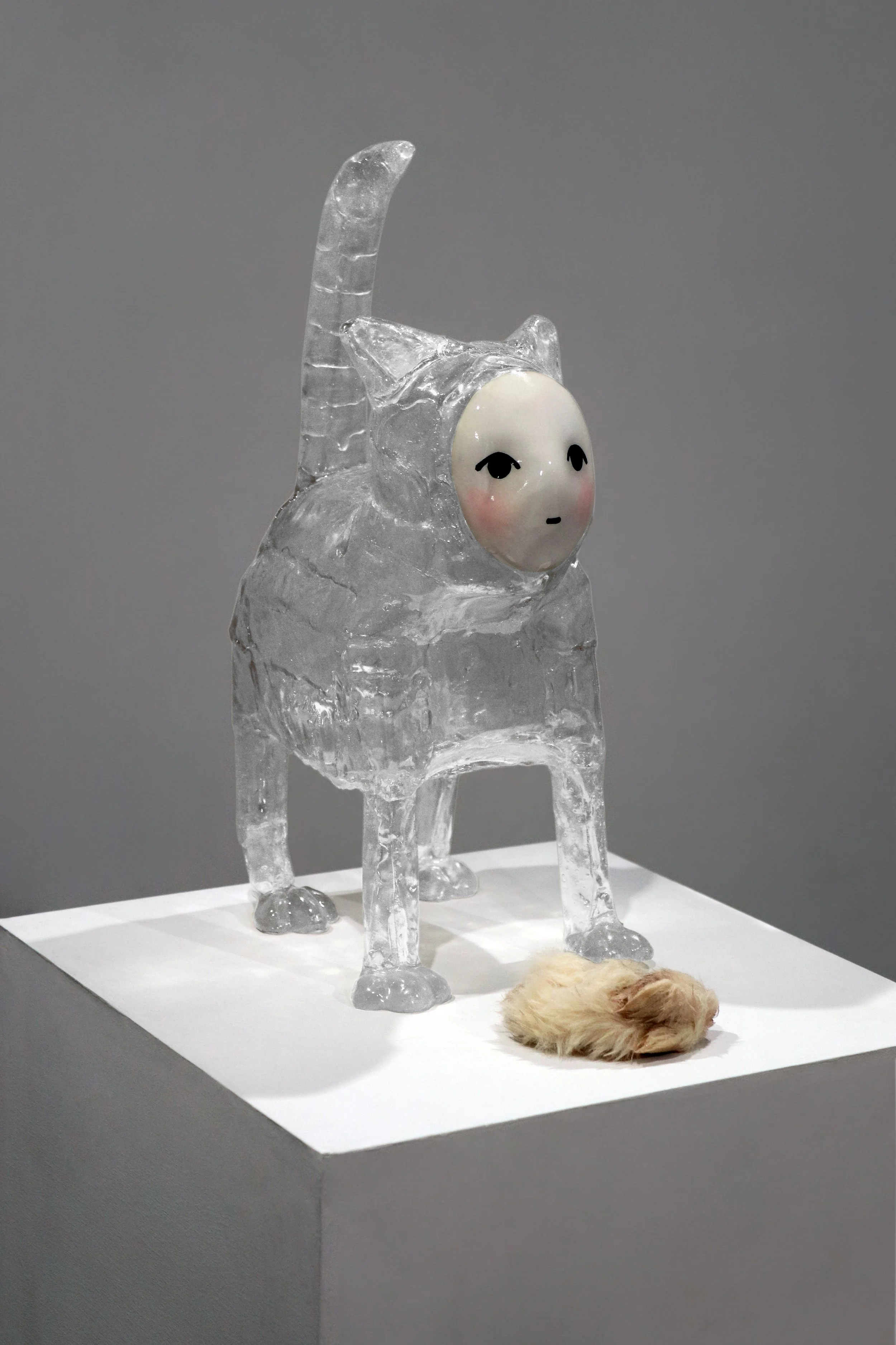 “Gift”
(2025)
UV resin, epoxy clay, acrylic paint, spray lacquer, wool, pigments 44 x 20 x 24 cm