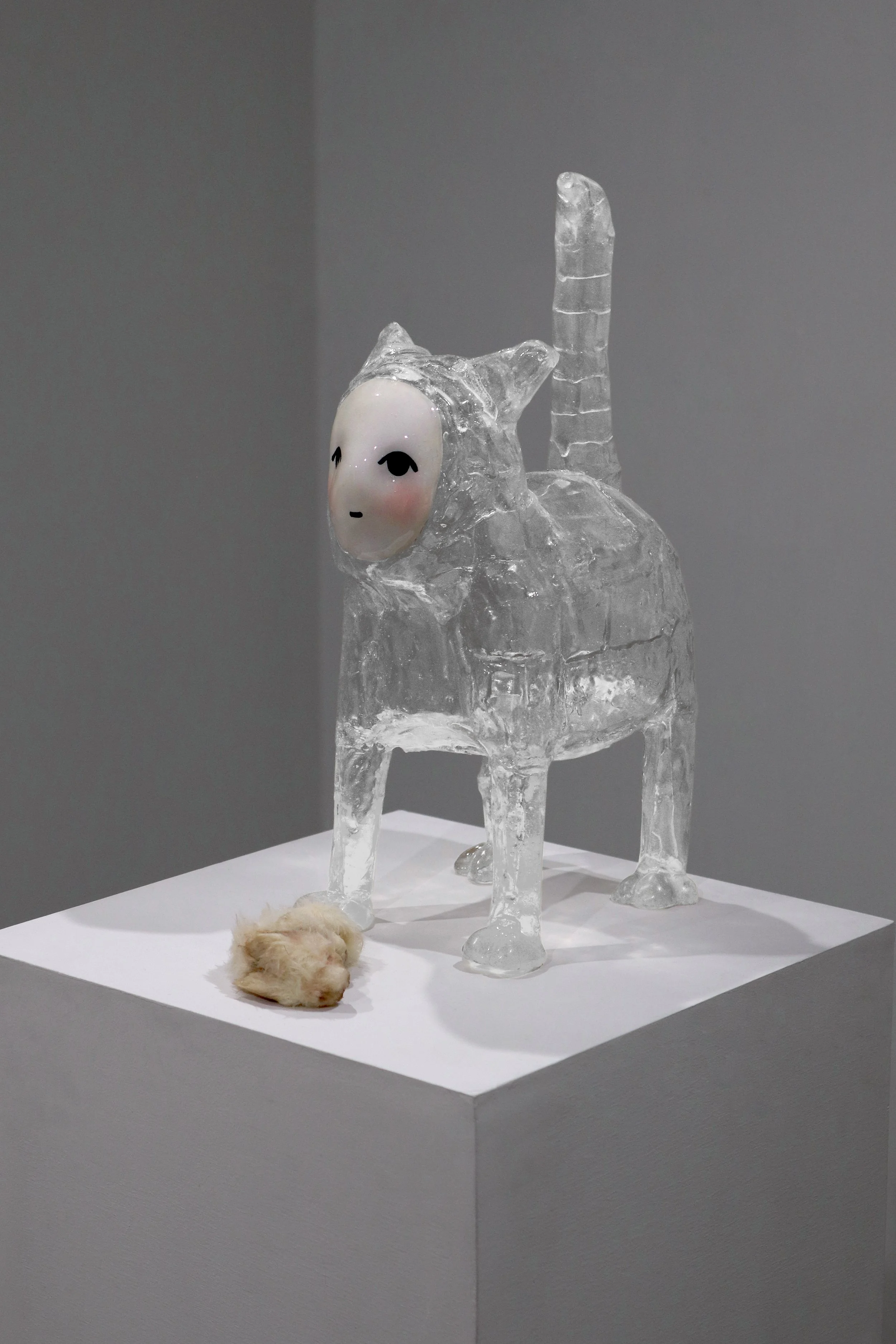 “Gift”
(2025)
UV resin, epoxy clay, acrylic paint, spray lacquer, wool, pigments 44 x 20 x 24 cm
