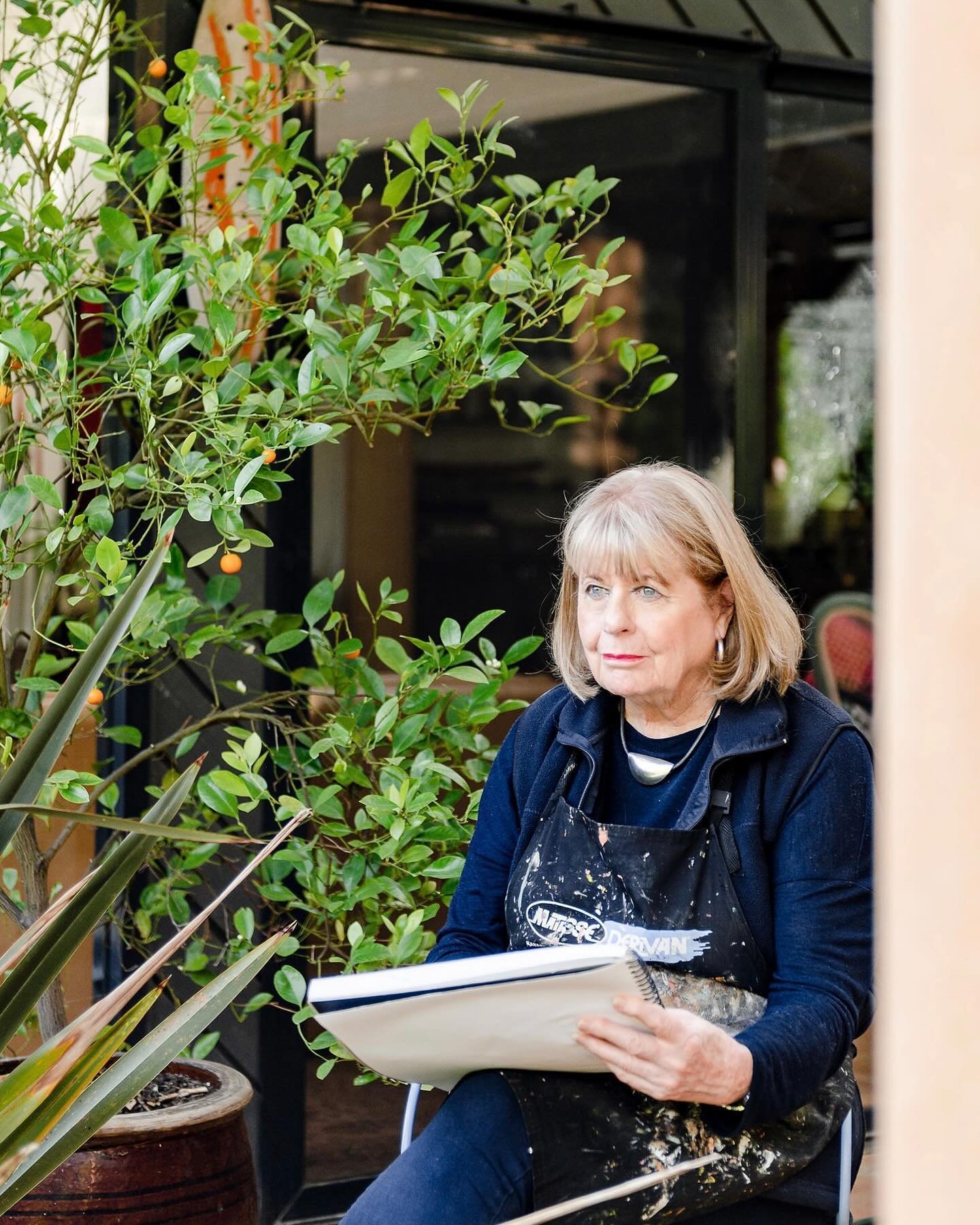 An ARTIST @ HOME&hellip;Autumn in my garden&hellip;some sketching&hellip;doors to my printmaking studio&hellip; @moniquelovick.photography 

.SLIDE for more images 
.
.
#autumn #autumninmygarden #sketchingathome #sketching#anartistathome #artistathom