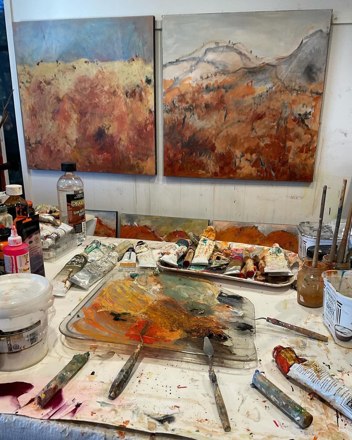 On the wall &amp; on the floor&hellip;all getting a bit of attention today&hellip;have the oils,oil sticks &amp; cold wax medium going&hellip;the larger ones are 76 x 76 cm &amp; smaller 60 x 60 cm unframed.
.
.SLIDE for more 
.
.
#oilsandcoldwax #co