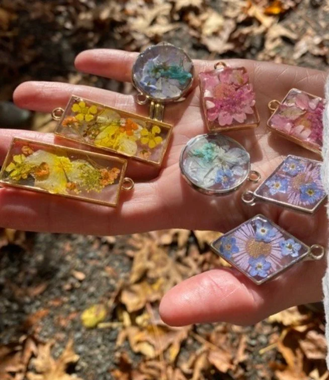 Nature Art Resin Jewelry Studio with Bri