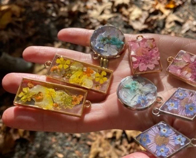 Nature Resin Jewelry Studio workshop