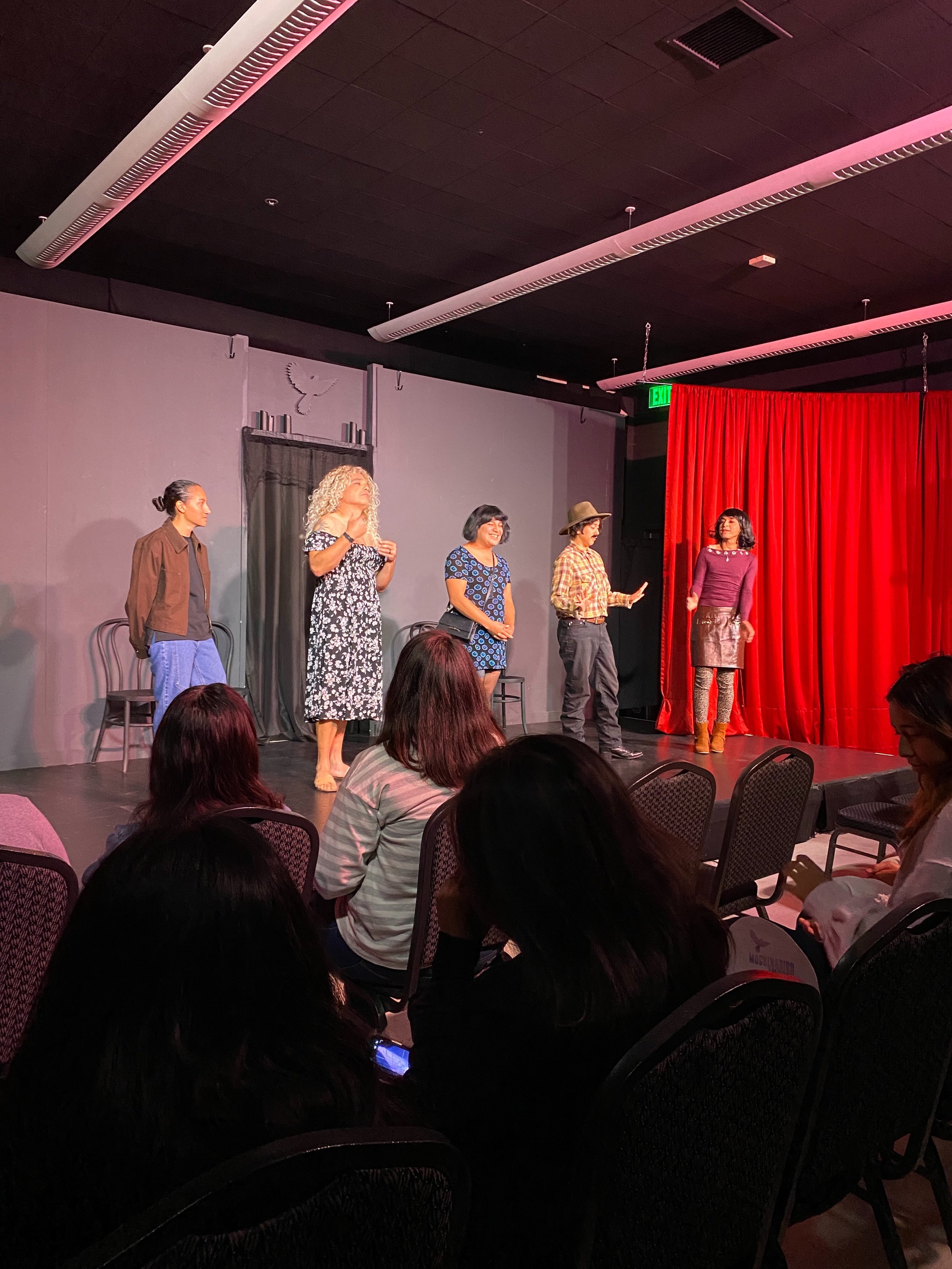 Telenovela switched it up with a cross dressing episode! These are some good actors- all three dimensional characters and of course high drama! 🎭 @l.i.r.r.e.r