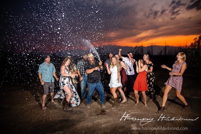 Wedding ceremonies are best celebrated with family, friends, and the occasional champagne 🍾 🍾🍾 (and a sunset doesn&rsquo;t hurt either! 😉)
#harmonyhilderbrandweddings #bootscootinnewtons