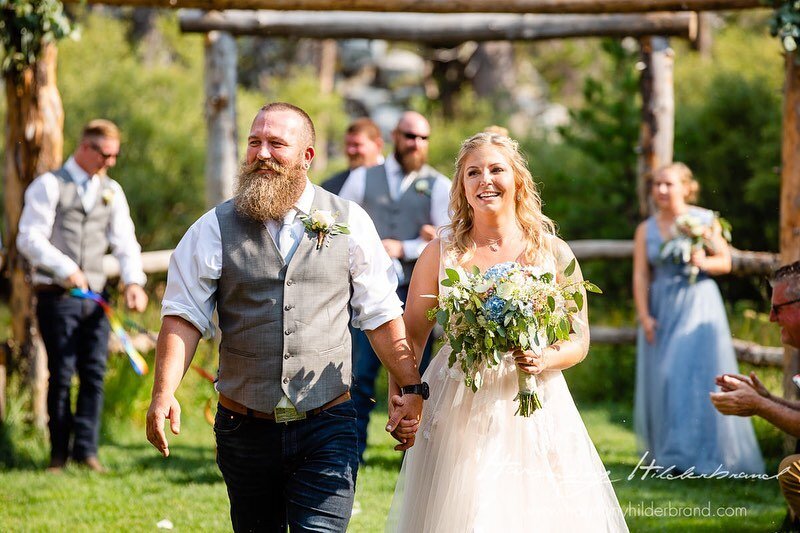 Couple more peeks from this gorgeous couple&rsquo;s wedding!
#bootscootinnewtons #harmonyhilderbrandweddings