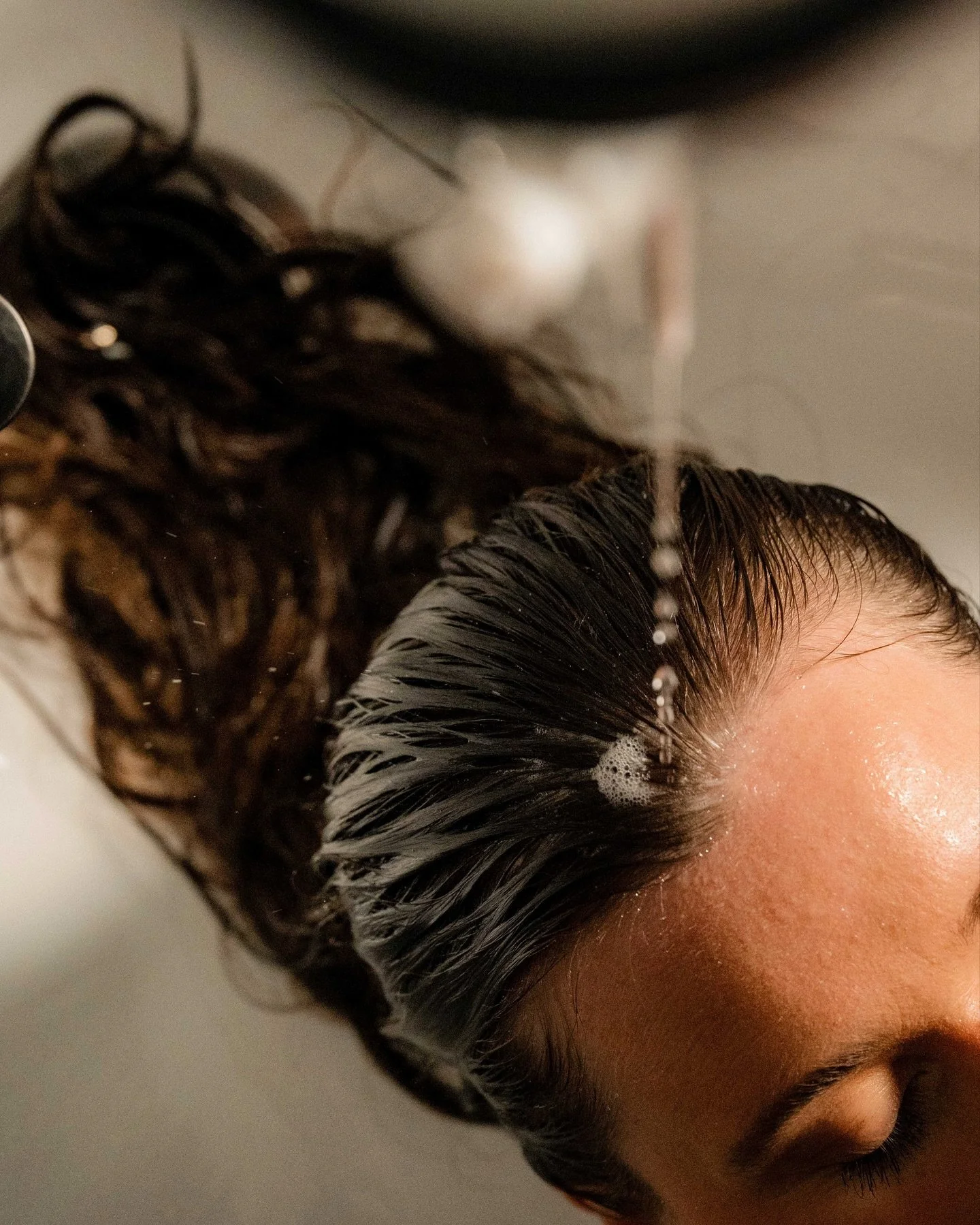 Soothe your mind, body, and spirit with our Hydro-Dhara Ritual - a gentle stream of warm, botanical-infused water flowing across the forehead to calm the nervous system, ease tension, and restore balance.

Infused with Oway&rsquo;s Flowerfall, this l