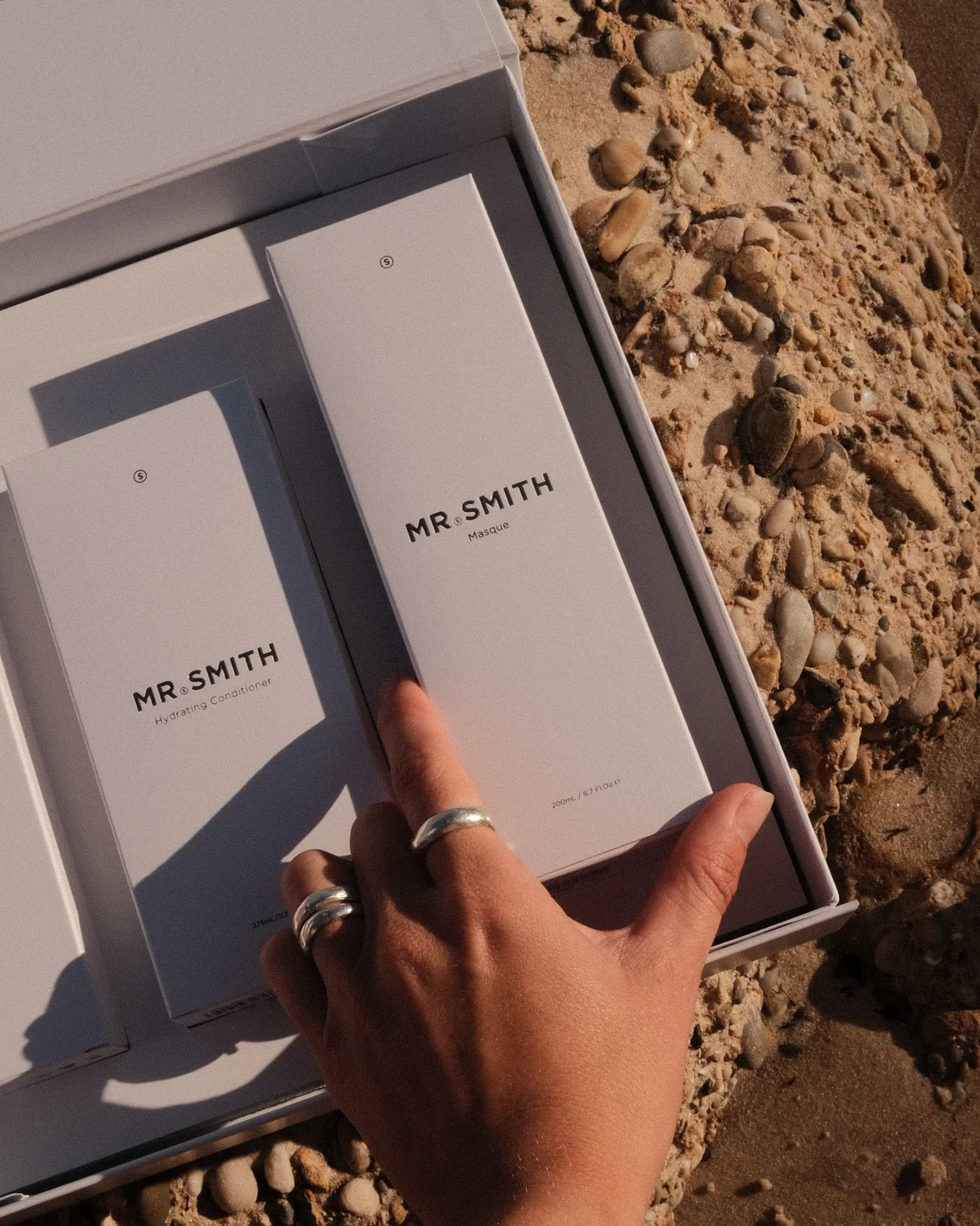 Your Conscious Summer Hair Ritual with Mr Smith Hydrating, in three simple steps ☀️

&nbsp;~ Cleanse with Mr Smith Hydrating Shampoo to gently refresh and restore moisture - repeat twice. 
&nbsp;~ Nourish with Hydrating Conditioner for soft, balanced