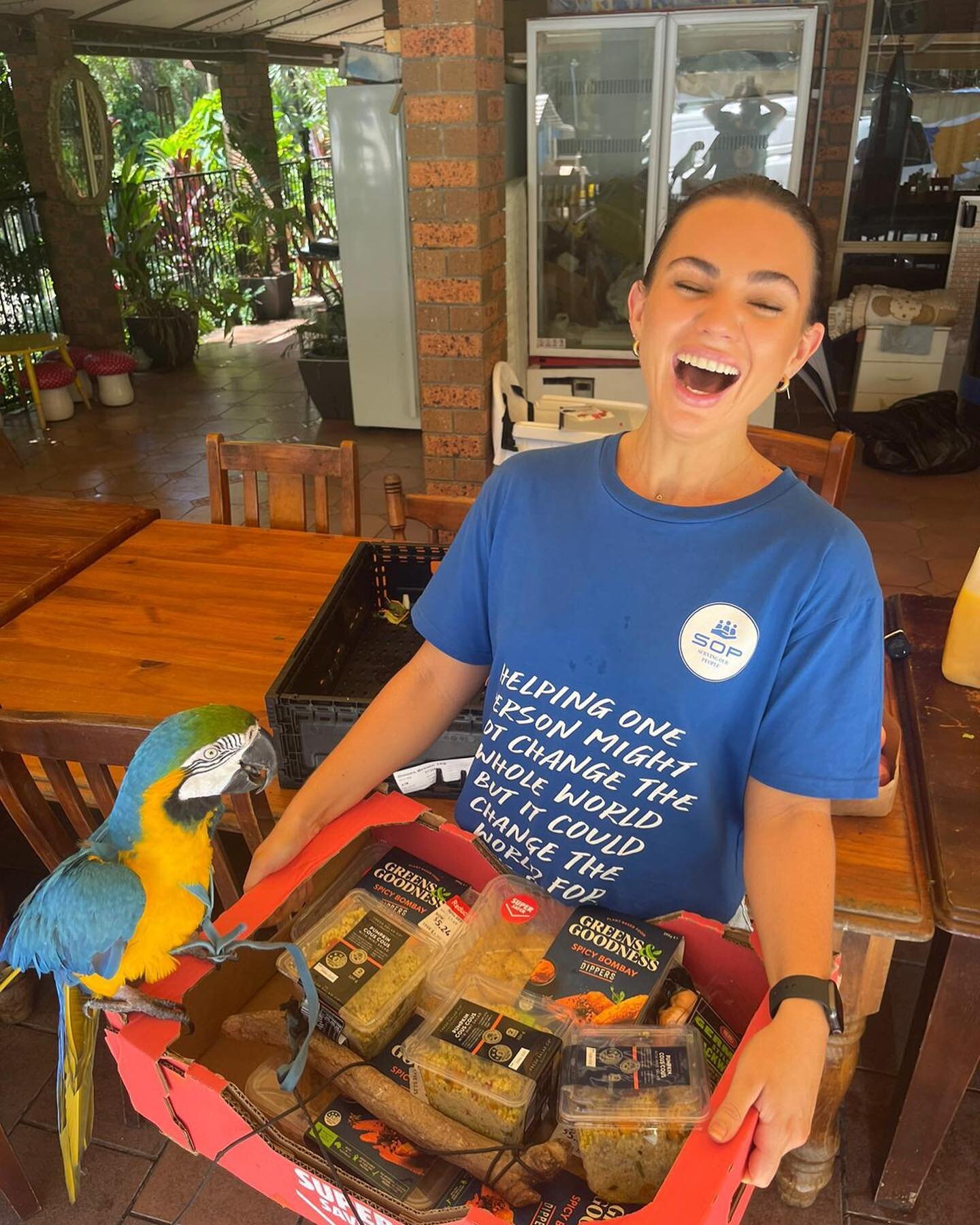 One of our team members making feathery friends out on delivery at the Sanctuary Women's Refuge. Shoutout to ALDI Burleigh &amp; Varsity for their generous donations!
&bull;
&bull;
&bull;
#SOP #servingourpeople #logan #brisbane #goldcoast #northernNS