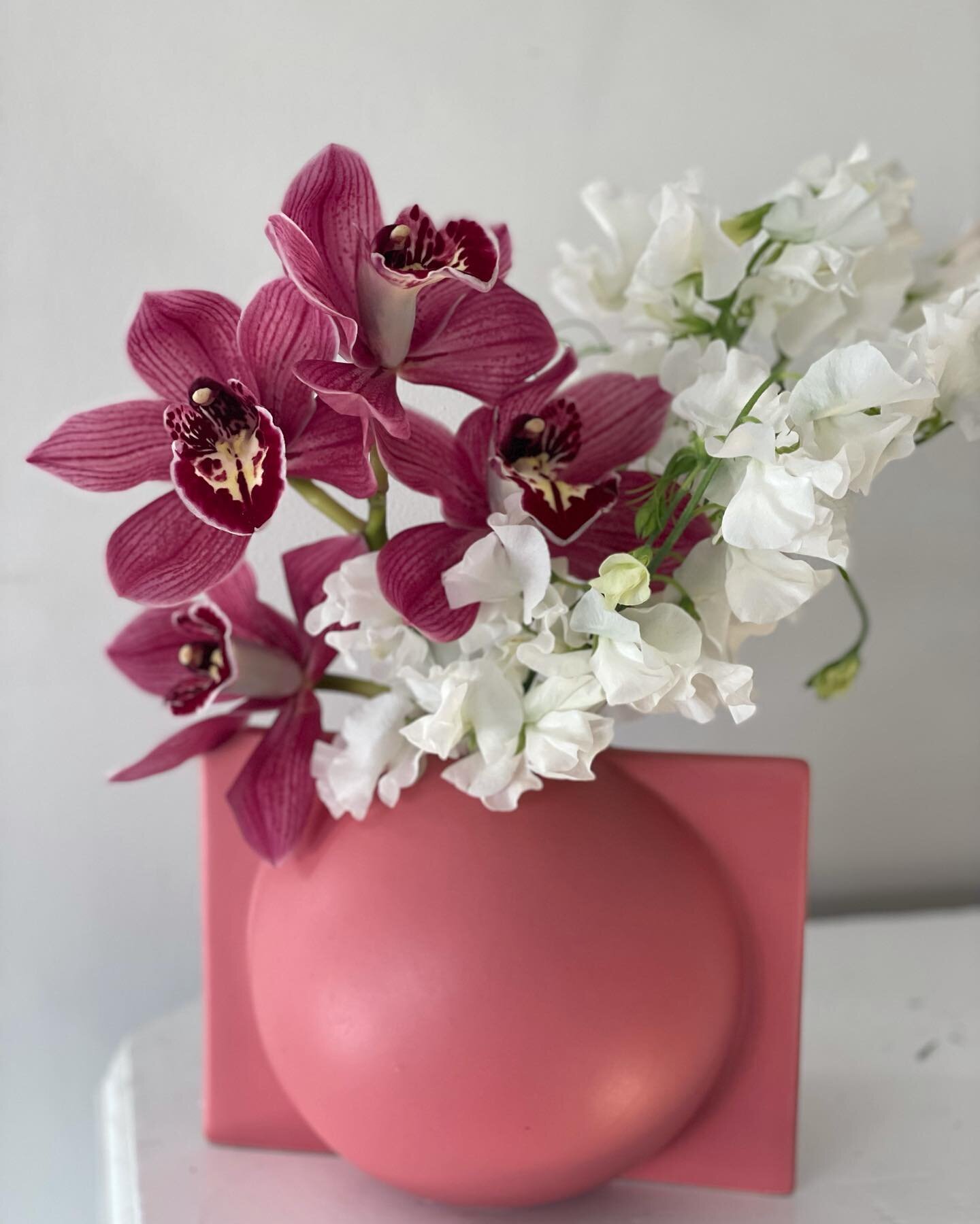 Sunday Blooms 
Flowers for Sunday 
Vases and flowers and more 
.
.
.
.
#cymbidium #sweetpeas #elegant #freshflowers #stunningvase #flowersforsundays #prettyflowers #sundayfunday #wedeliver #lockdown #lockdown2021 #flowersforyou #bringhappinessinside 