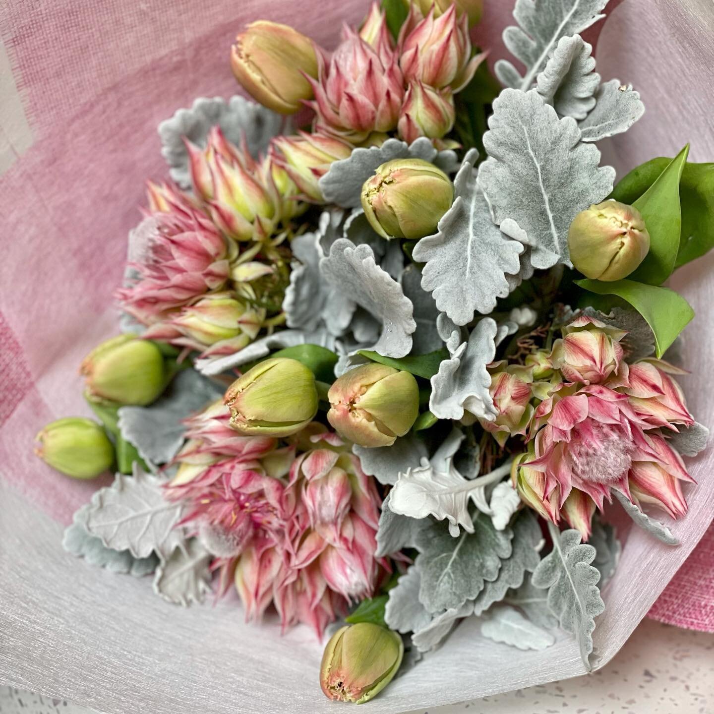 Today&rsquo;s Birthday Bouquet 💕
.
.
.
.
#wednesday #wednesdayvibes #wednesdayblooms #birthdayboquet #birthdayblooms #tulips #sugarandspice #frillytulips #lockdown #flowersbringhappiness #flowers #flowersforlove #prettyflowers #carnegie #3163 
#glen