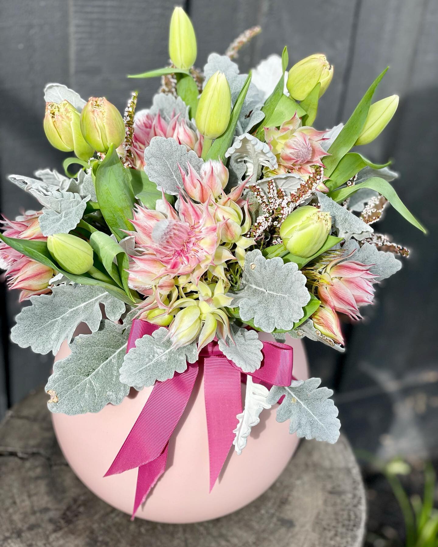 Yay Friday 💕
@marmosetfound large cloud bubble vase with our medium bouquet 
.
.
.
#springflowers #tulips #sugarandspice #prettyflowers #marmosetfoundstockist #flowerarrangements #supportsmallbusiness #gleneira #stonnington #bayside #wedeliver #wede