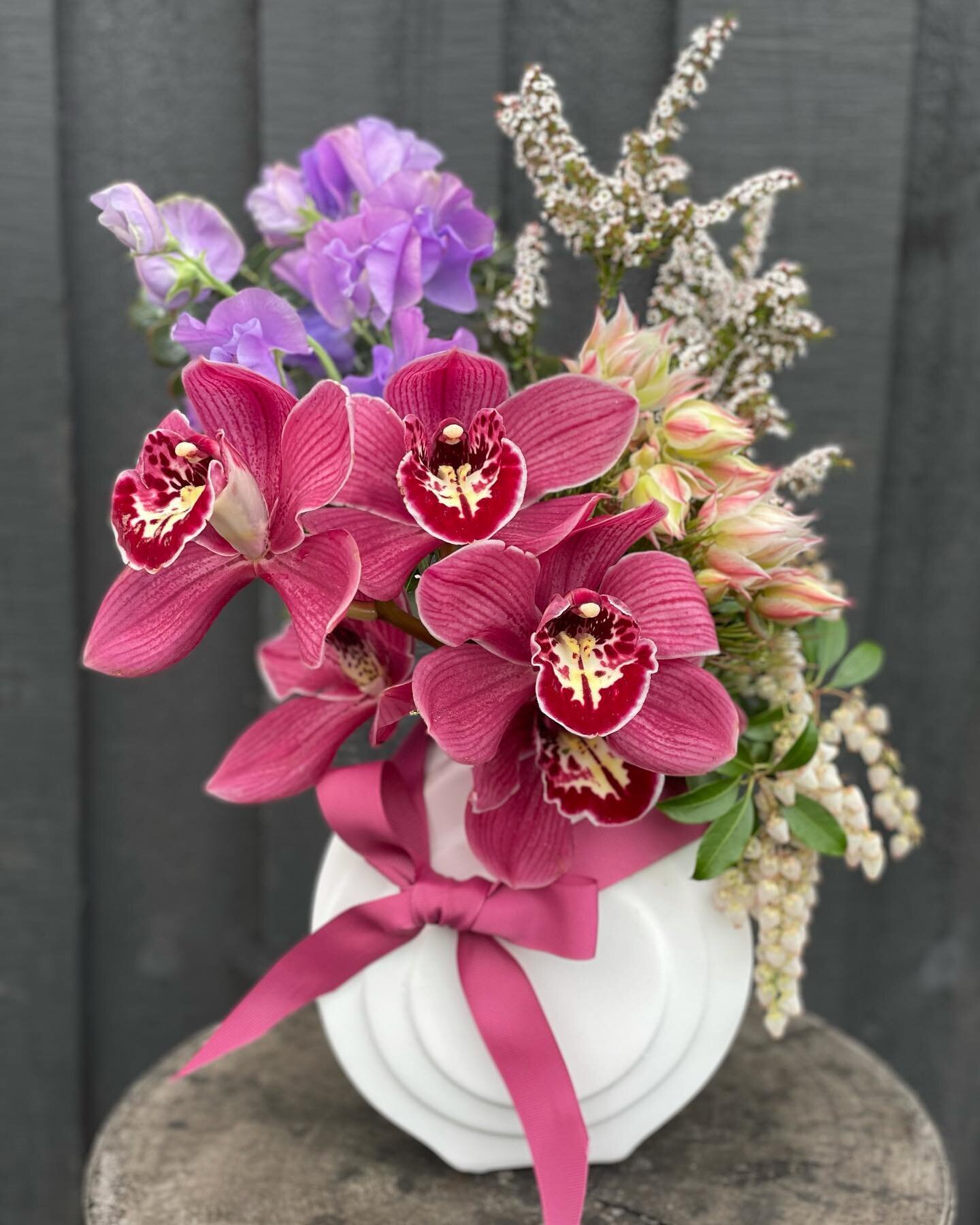 Monday Blooms 
We are still sending out love 💕💜
.
.
.
.
#withlove #lockdown #lockdownlife #arestillhere #flowers #flowersmakemehappy #delivery #nocontact #vases #prettyflowers #springflowers #springiscoming #sunsout #gleneira #bayside #malverneast 