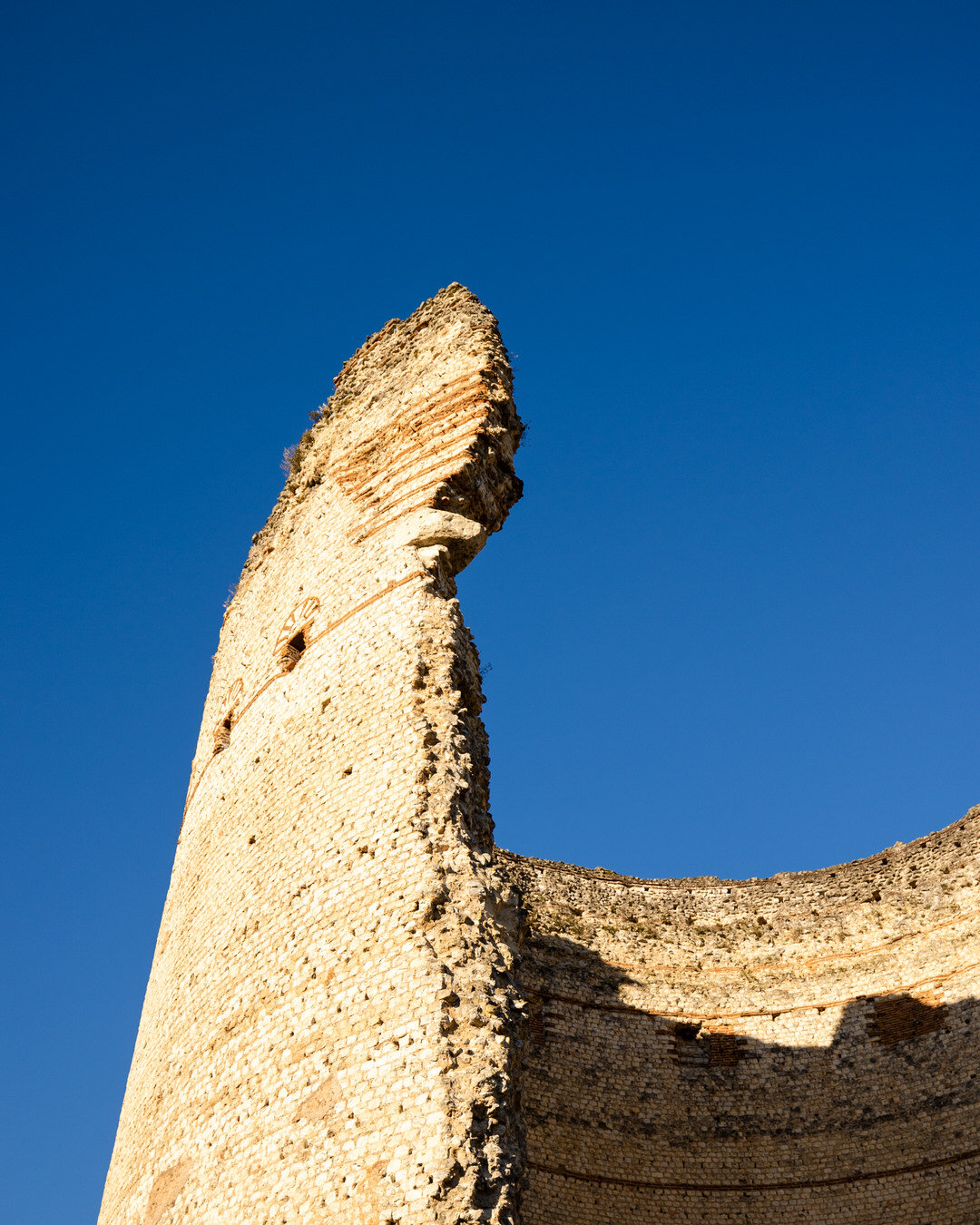 La Tour de V&eacute;sone - P&eacute;rigueux

La Tour de V&eacute;sone est le vestige d'un temple gallo-romain consacr&eacute; &agrave; la d&eacute;esse tut&eacute;laire des P&eacute;trucores : V&eacute;sunna. 
_____
https://sebastiendidier.com
_____
