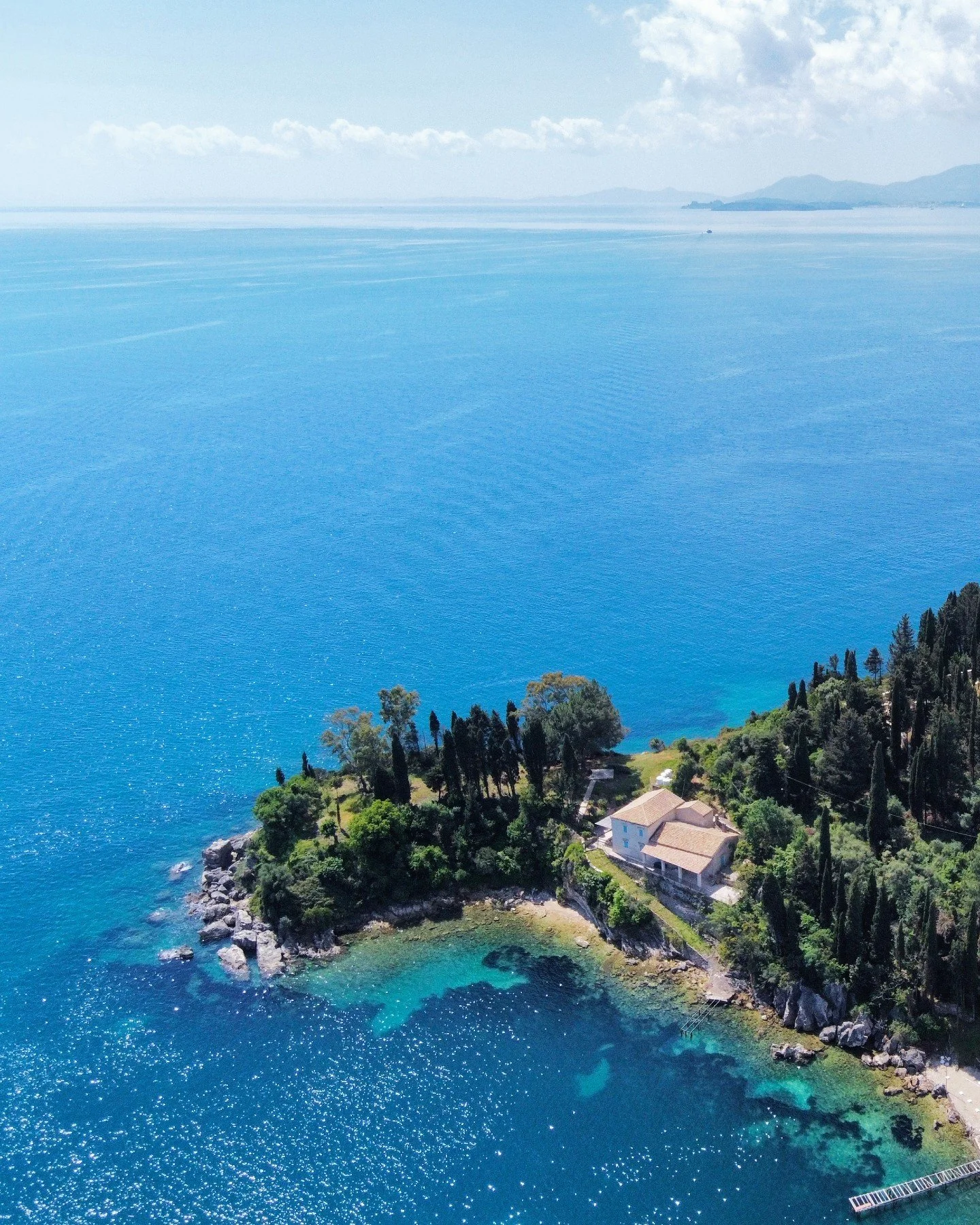 🌍 𝗝𝗼𝘂𝗿𝗻𝗲́𝗲 𝗠𝗼𝗻𝗱𝗶𝗮𝗹𝗲 𝗱𝘂 𝗗𝗿𝗼𝗻𝗲

Un drone, c'est bien plus qu'une belle vue du ciel.
C'est un outil de narration.

Vous vous souvenez de Friends ? Avant chaque sc&egrave;ne dans l'appartement, une shot rapide de l'immeuble new-yor