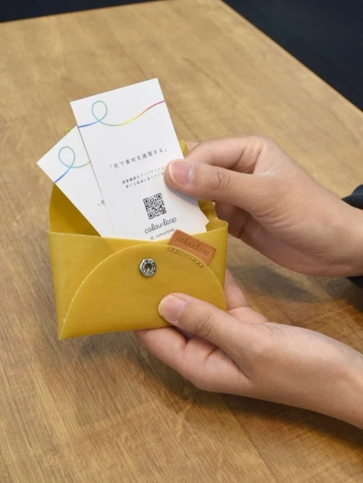 .
ジェイアール京都伊勢丹
「think good ～きょうとつながる、つづく、あすへ～」

「サステナブルやウェルネスをより身近に」
地球や人の心地よい暮らしを提案する「Well Green Lab」が、ジェイアール京都伊勢丹10階に登場しております。

colourloopからは、色鮮やかなアップサイクル・カードケースを出品しています。
名刺、カードなどを入れるケースとしてご利用いただけます。

※カードケースは廃棄衣料を原材料としているため、
色や質感は生産時期(ロット)によって変わります