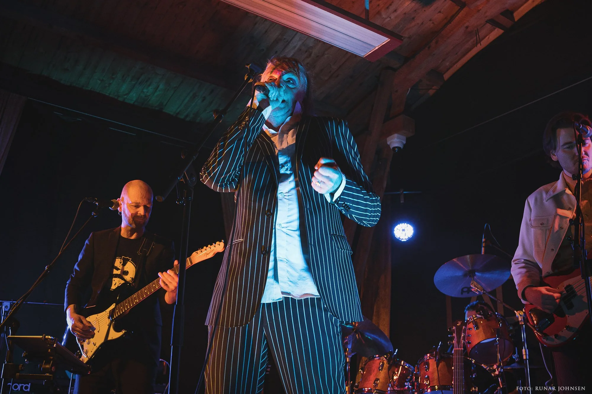 David Bowie-tribute på Ladekaia i Trondheim, vokalist i nålestripet dress i blått scenelys