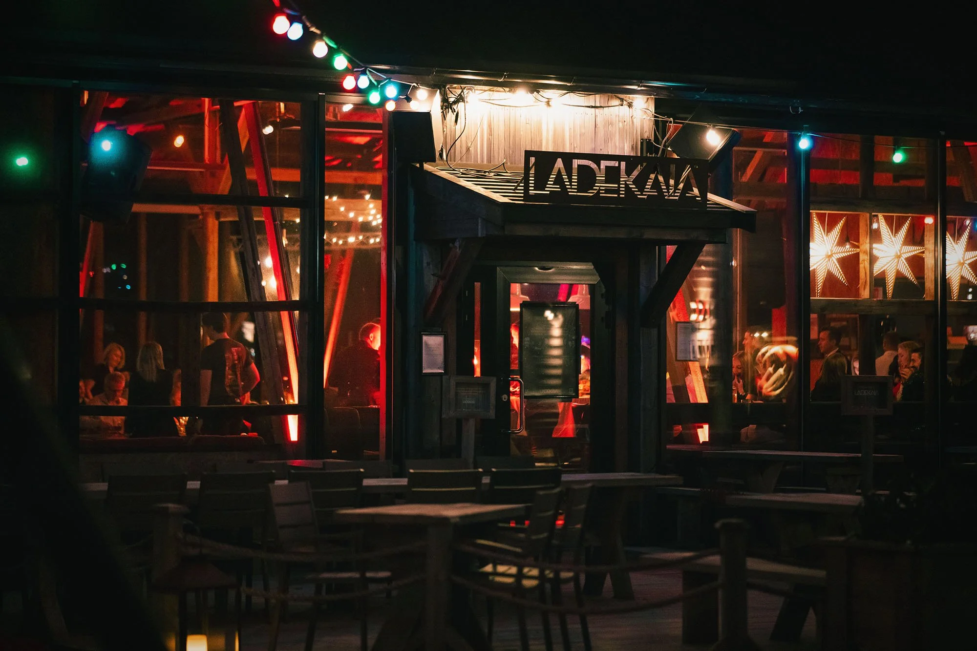 En vinterkveld utenfor Ladekaia, med julelys og varm stemning.