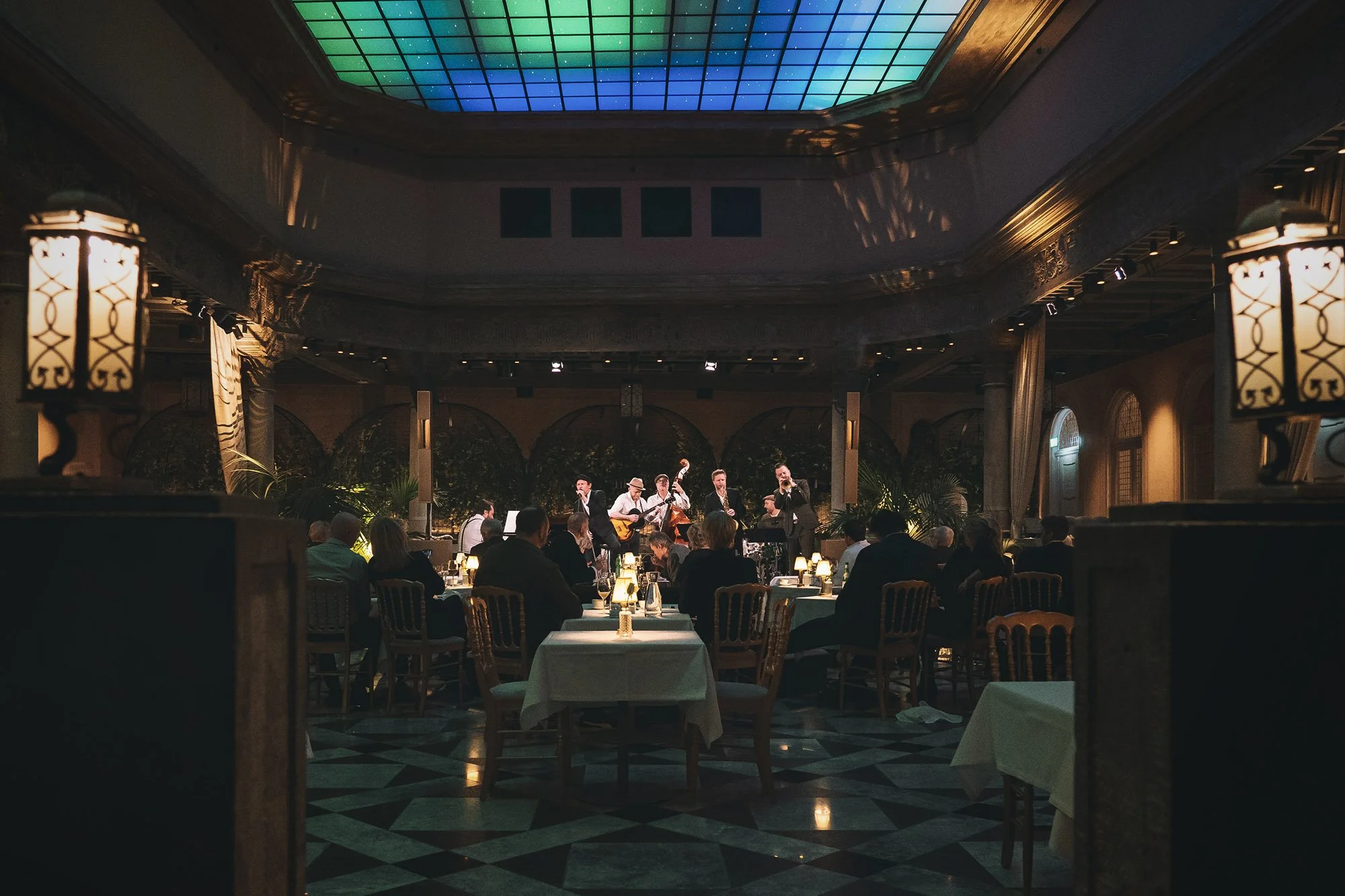 Orkester under stjernehimmelen i Palmehaven på Britannia Hotel.
