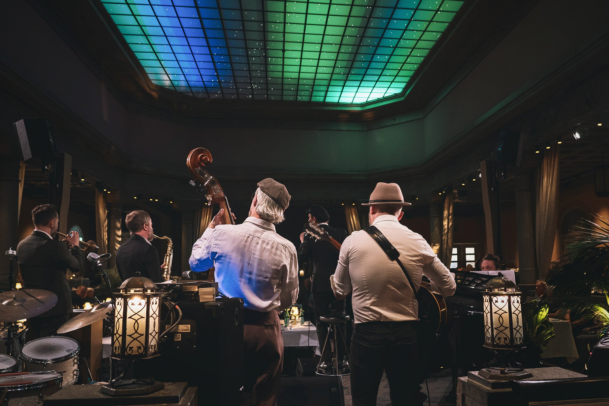 Orkester under stjernehimmelen i Palmehaven på Britannia Hotel.