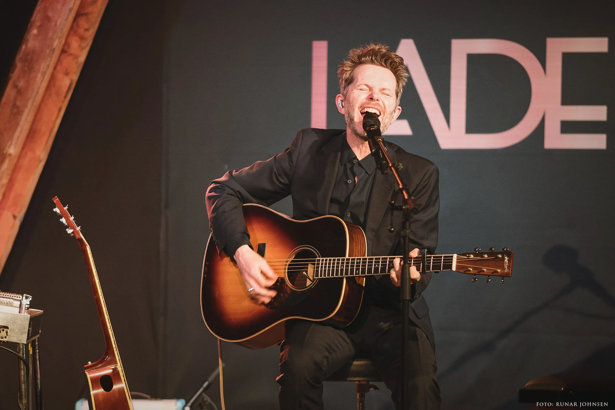 Espen Lind synger med kassegitar på Ladekaia i Trondheim